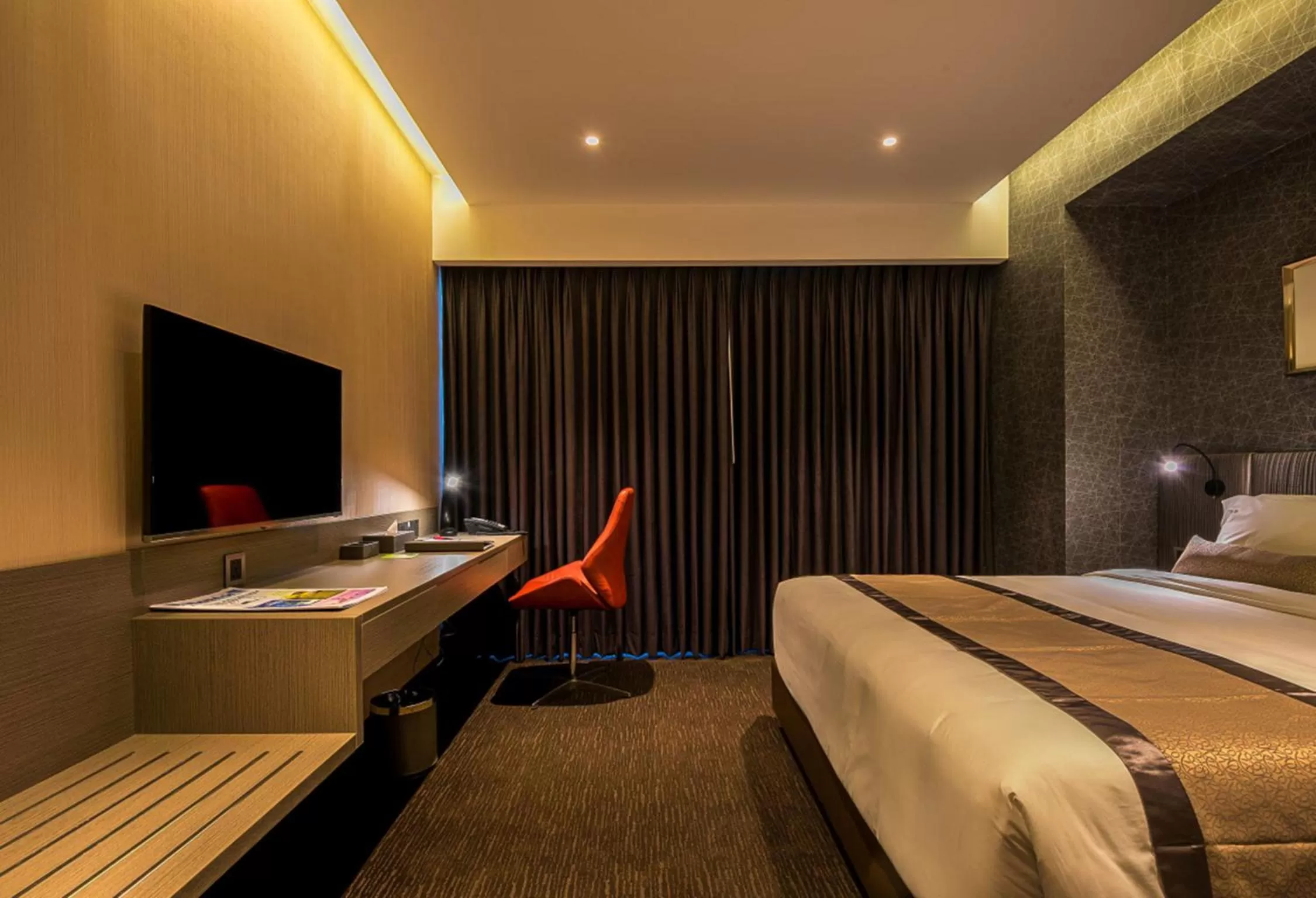 Night, Bed in Best Western Plus Maple Leaf