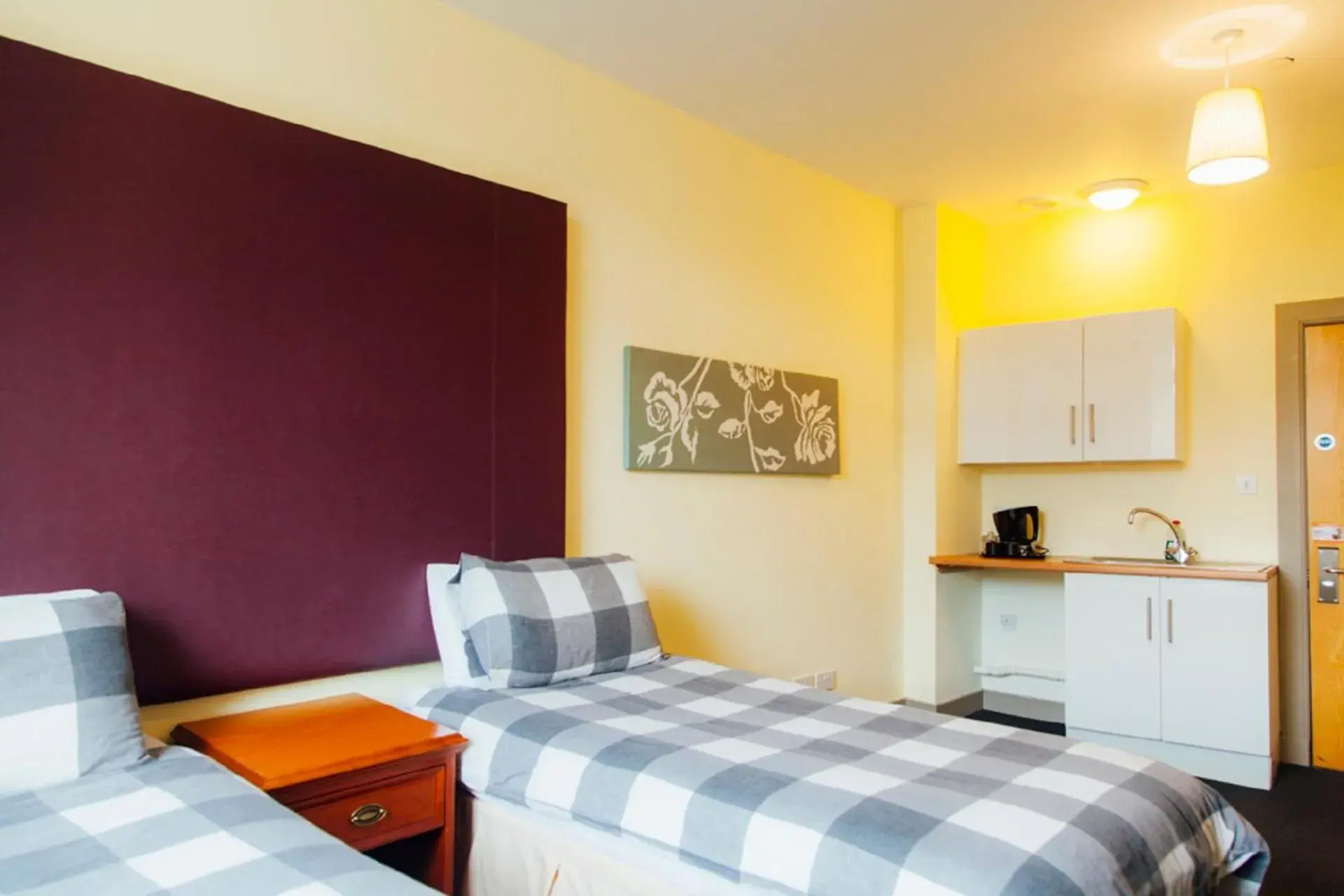 Standard Twin Room with Shared Bathroom in Dundee Backpackers Hostel Standard Twin Room with Shared Bathroom in Dundee Backpackers Hostel