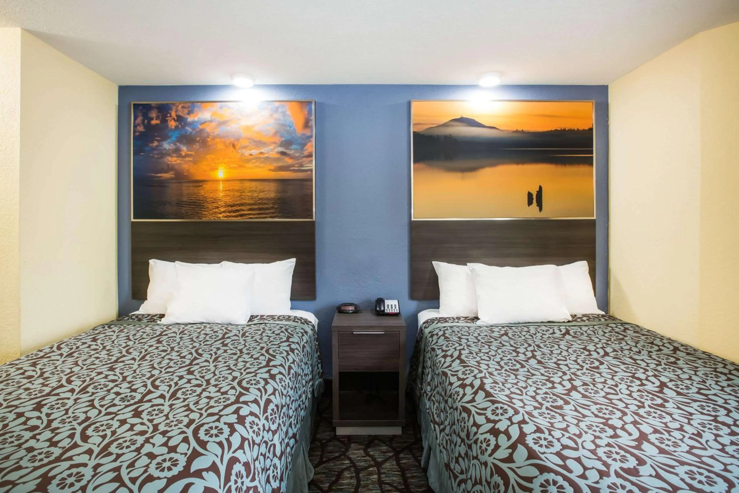 Photo of the whole room, Bed in Days Inn by Wyndham Blue Springs