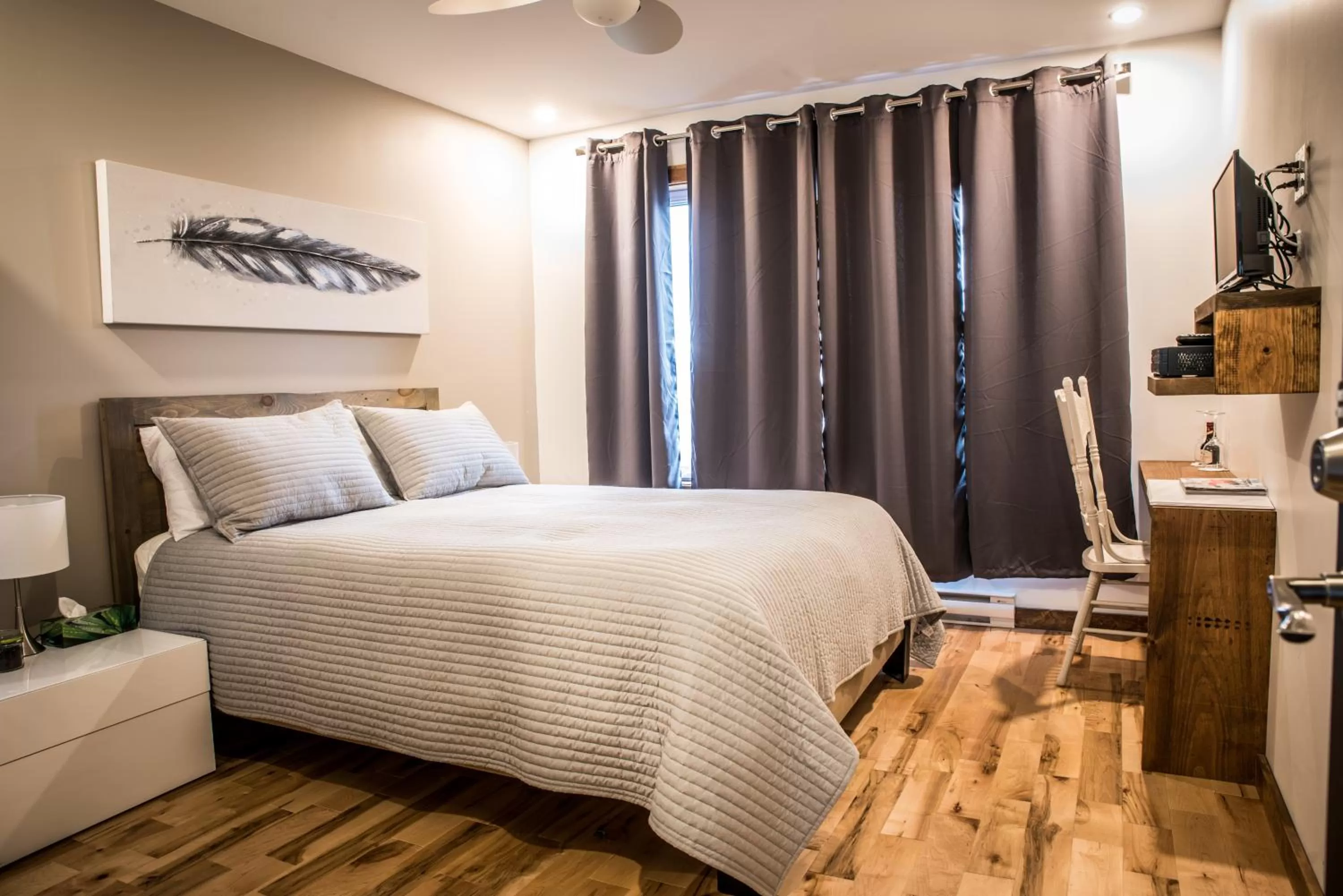 Photo of the whole room, Bed in Gîte du Haut des Arbres