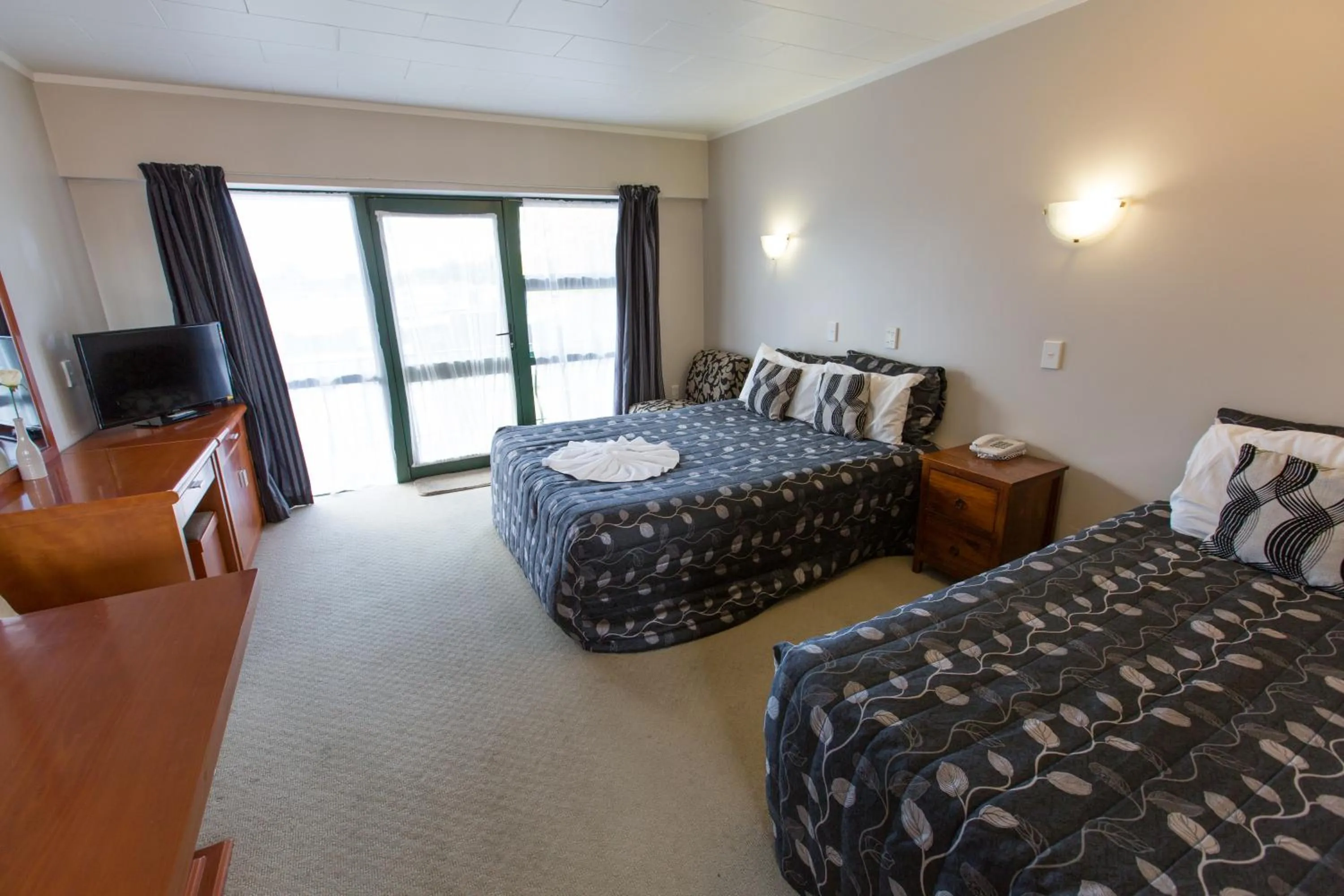 Bed in Gateway International Motel