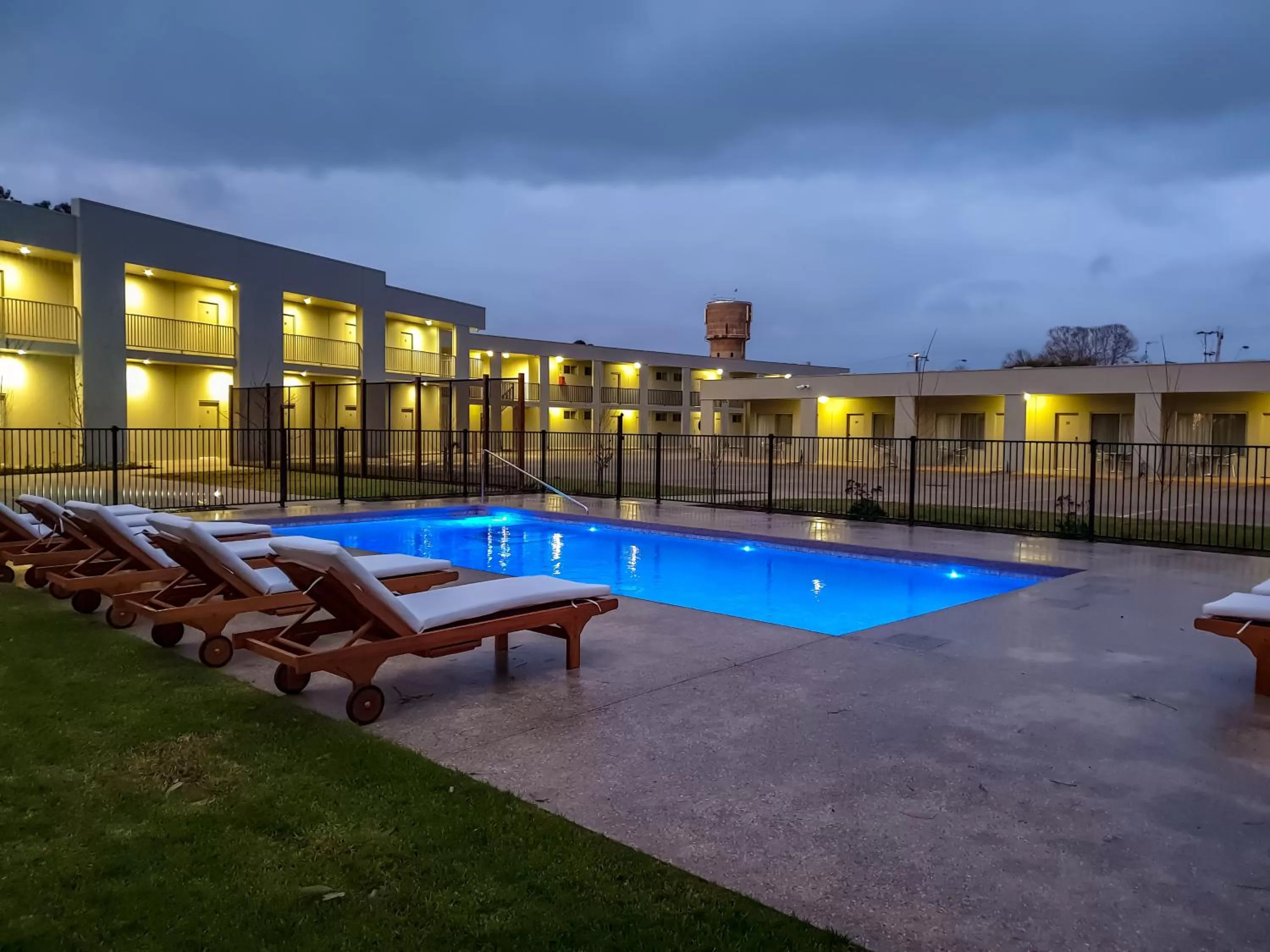 Property building, Swimming Pool in Nagambie Waterfront Motel
