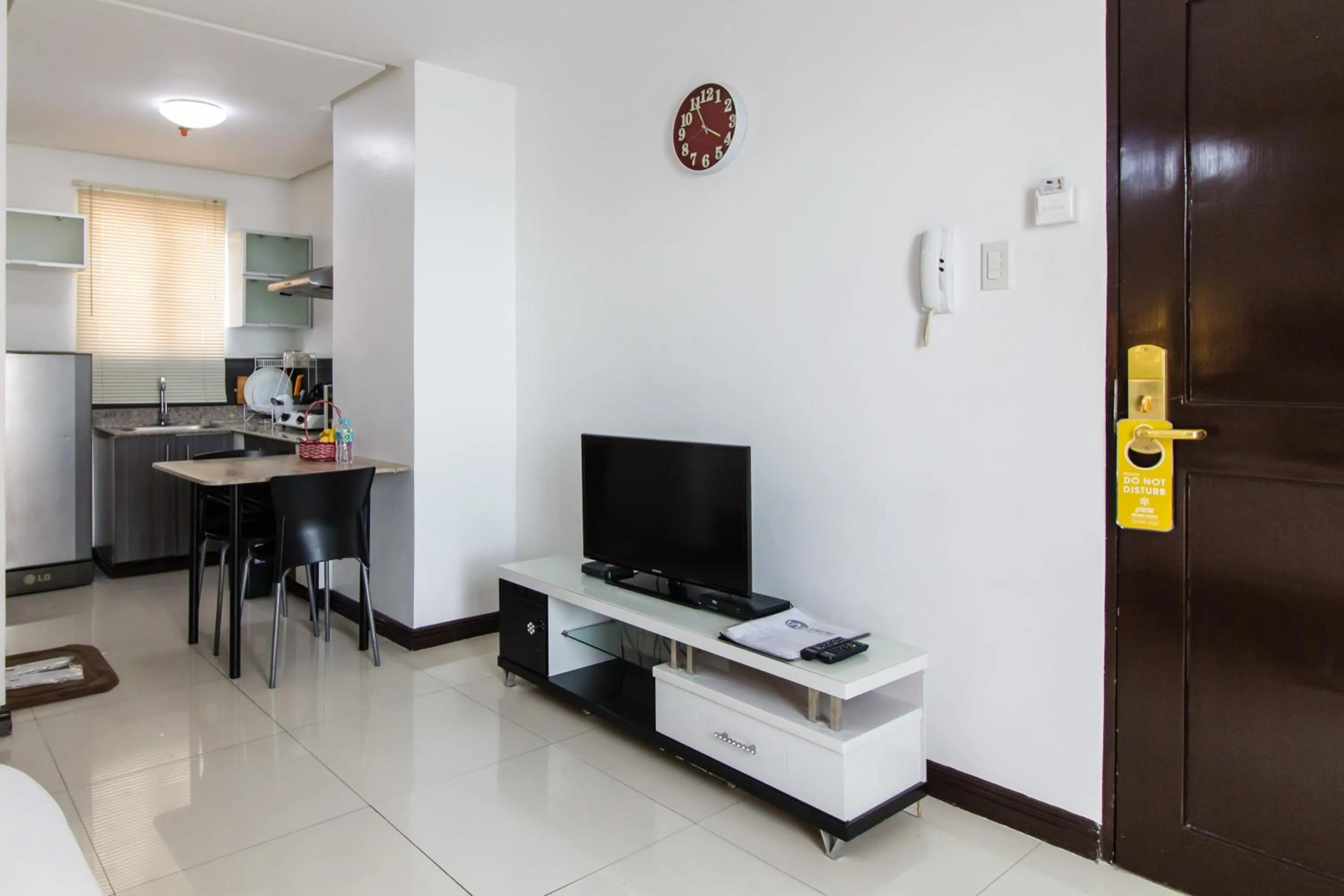 Kitchen or kitchenette, TV/Entertainment Center in Jmm Apartment Suites