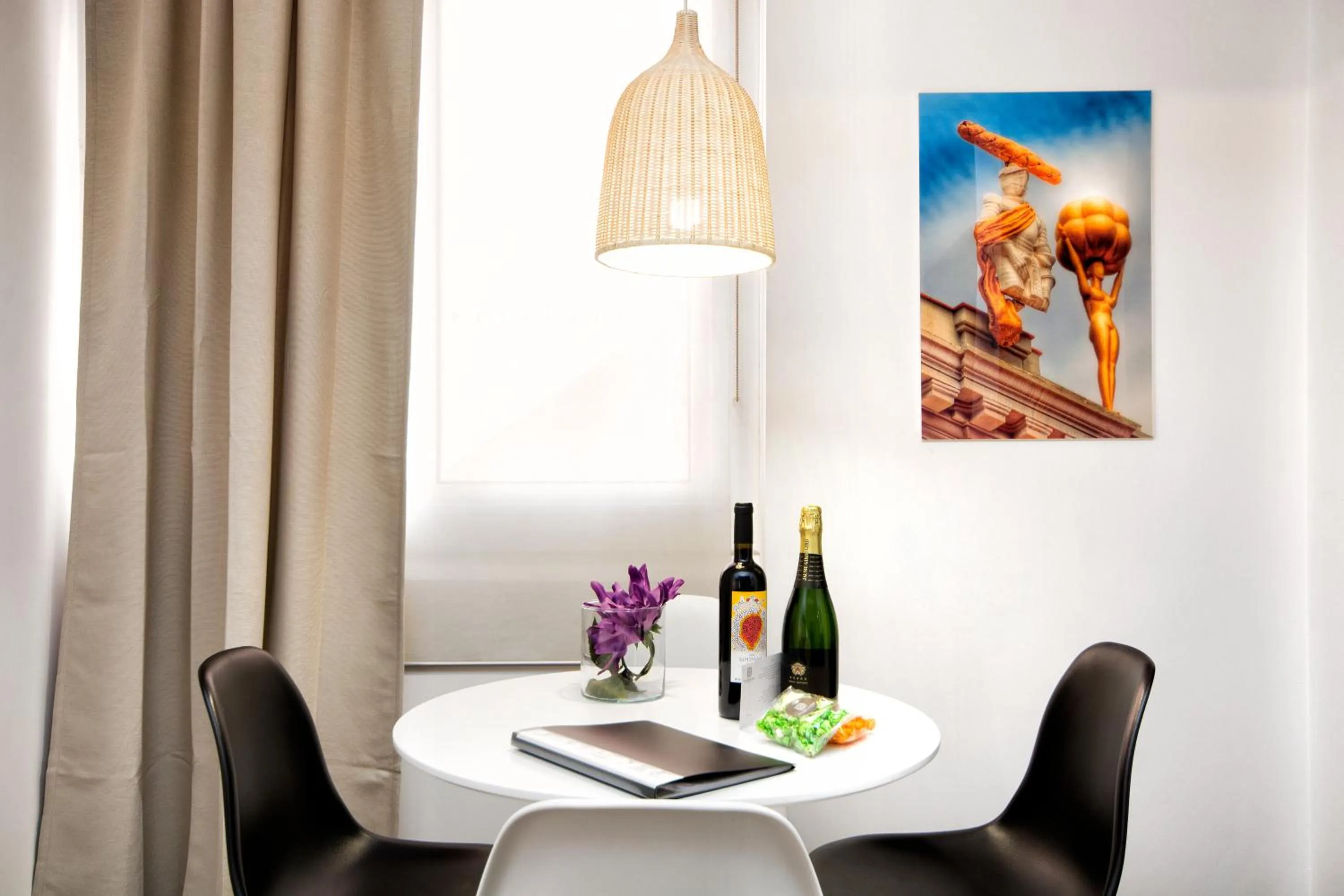 Living room in Eixample Building Apartments by Mercedes Heritage