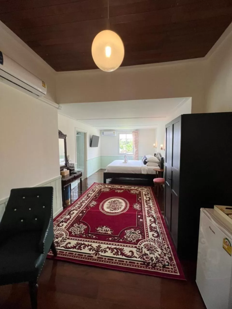 Photo of the whole room in RoomQuest Rim Praya Dinsor Road