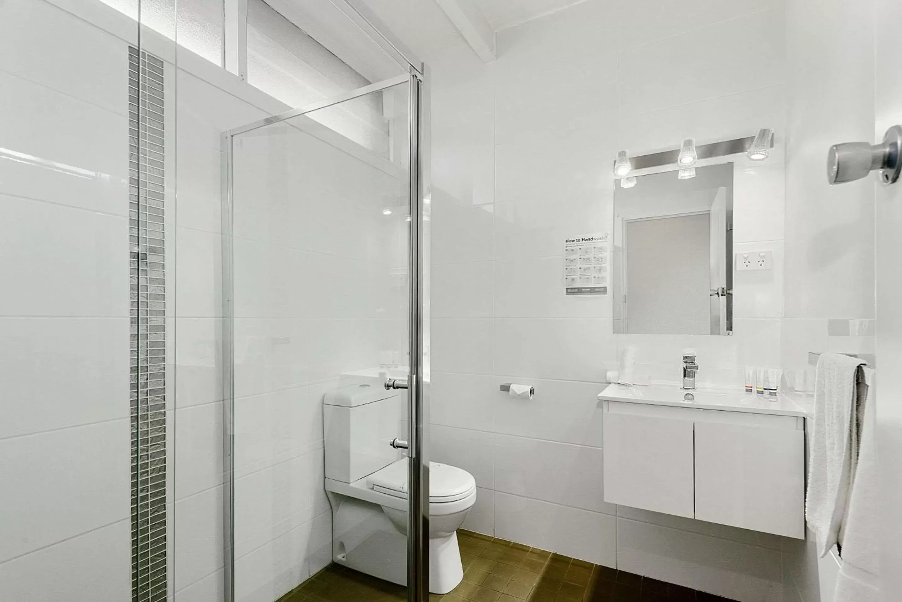 Classic Queen Room in Comfort Inn Flinders on Main Classic Queen Room in Comfort Inn Flinders on Main