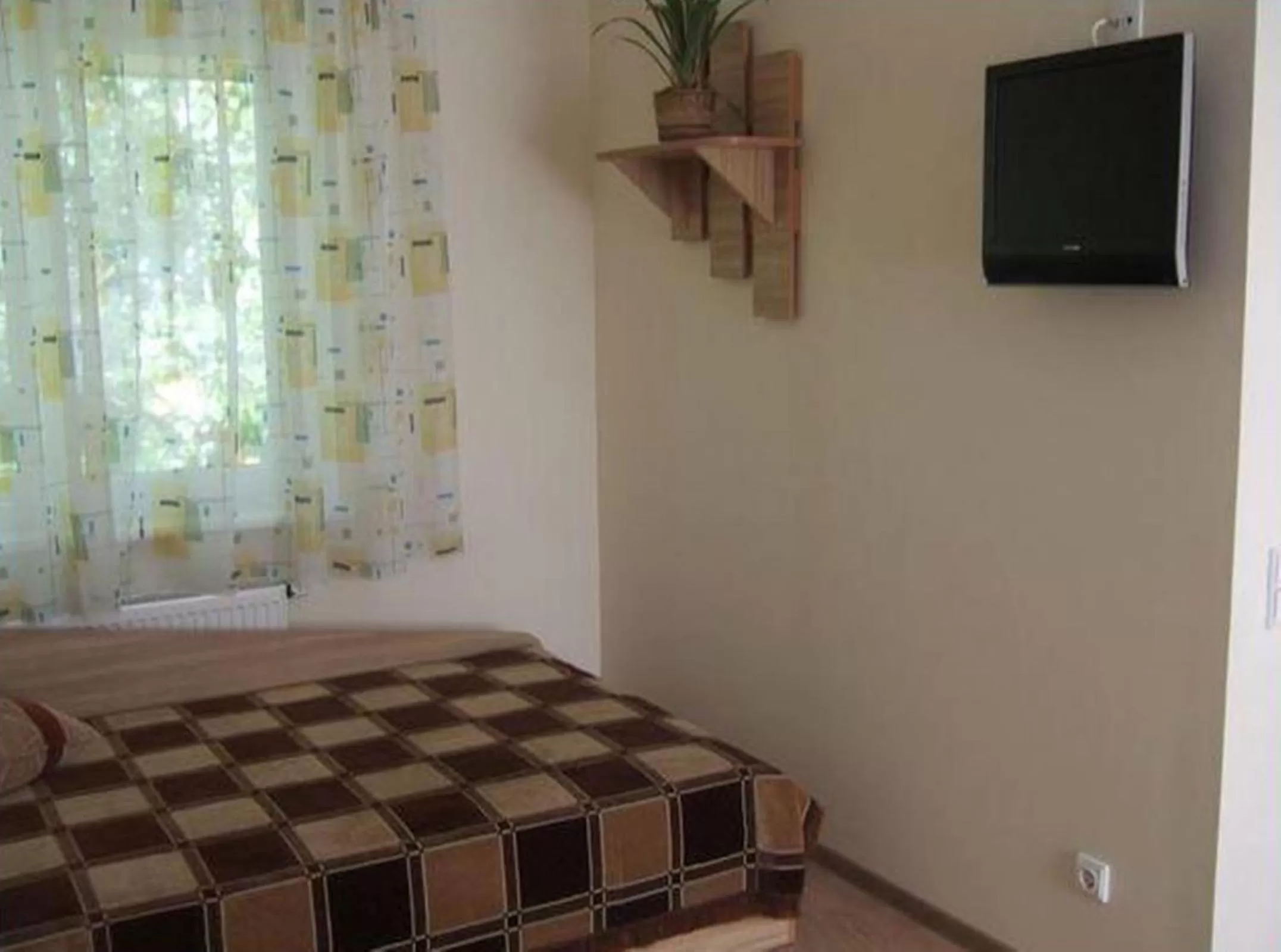 Bed, TV/Entertainment Center in Rugelis
