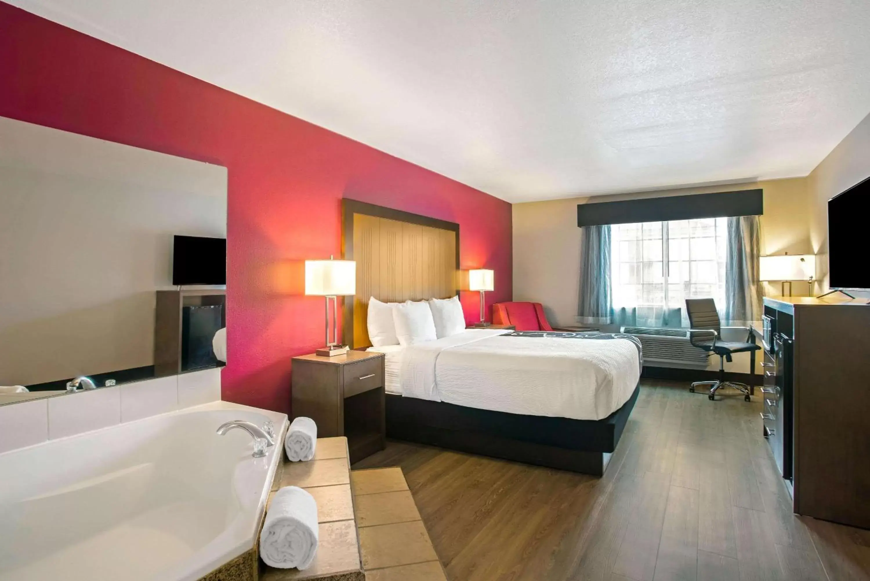 Deluxe King Studio Suite - Non-Smoking in La Quinta by Wyndham Fort Smith Deluxe King Studio Suite - Non-Smoking in La Quinta by Wyndham Fort Smith