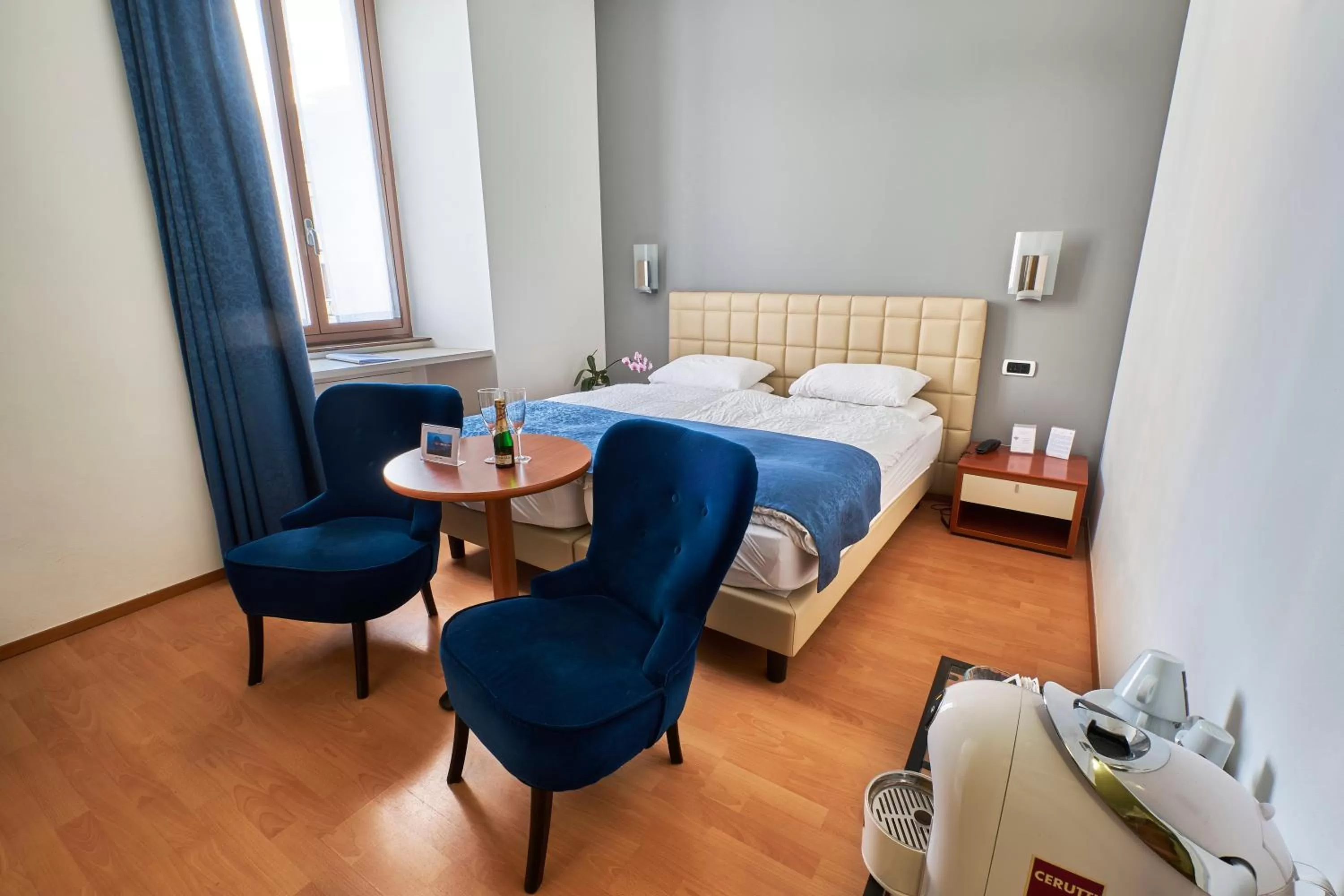 Photo of the whole room, Bed in Hotel Zurigo Downtown