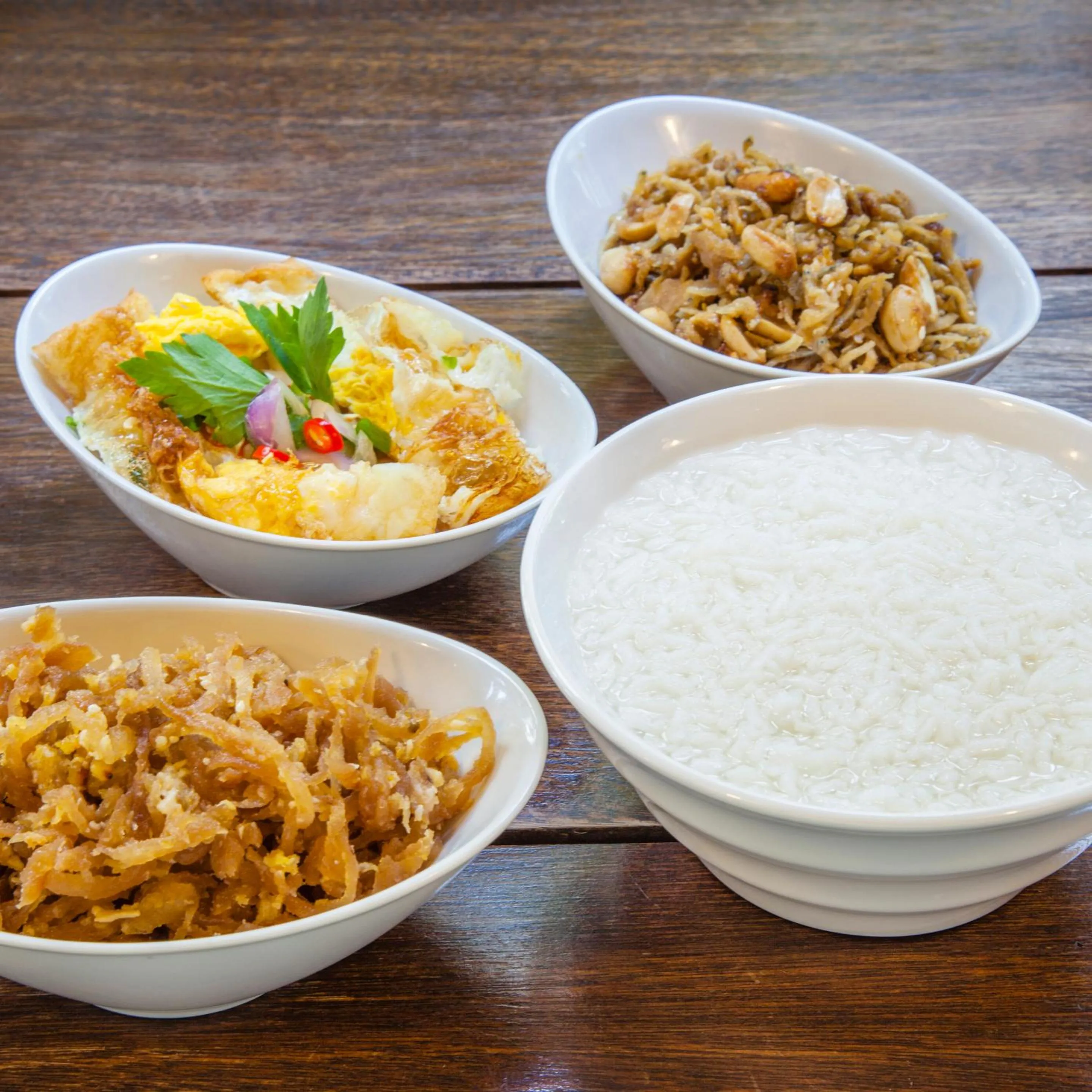 Food and drinks in At Hua Lamphong Hotel