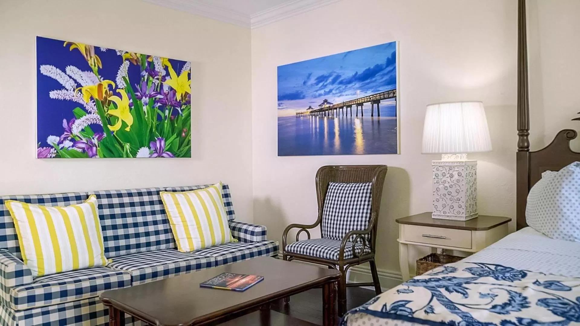 Seating area, Bed in Inn at Pelican Bay