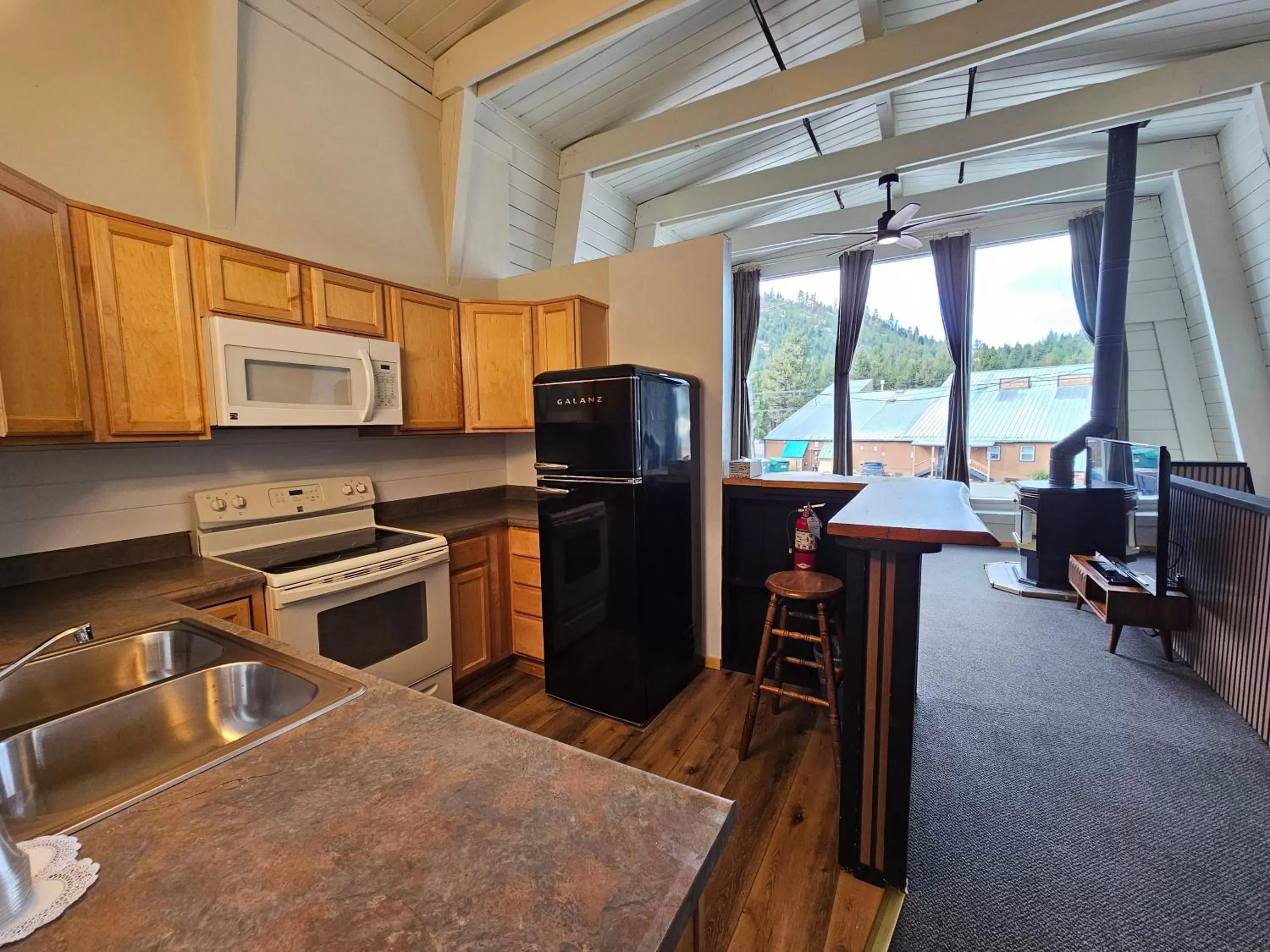 Kitchen or kitchenette in Cinnamon Bear Inn