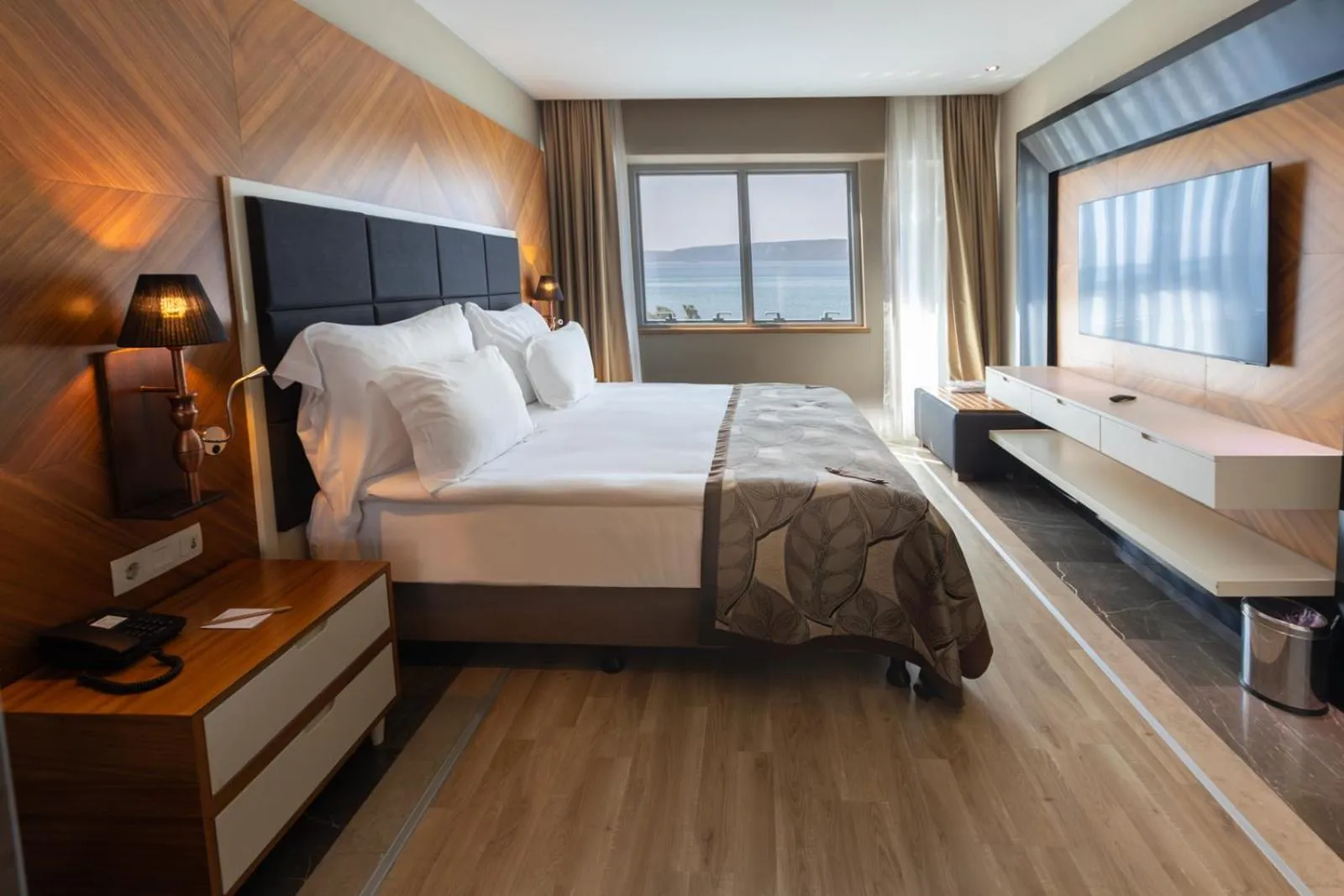 Communal lounge/ TV room, Bed in Kolin Hotel Spa & Convention Center