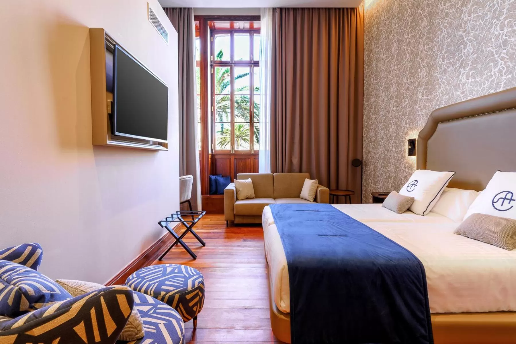 Seating area, Bed in Boutique Hotel Cordial Plaza Mayor de Santa Ana