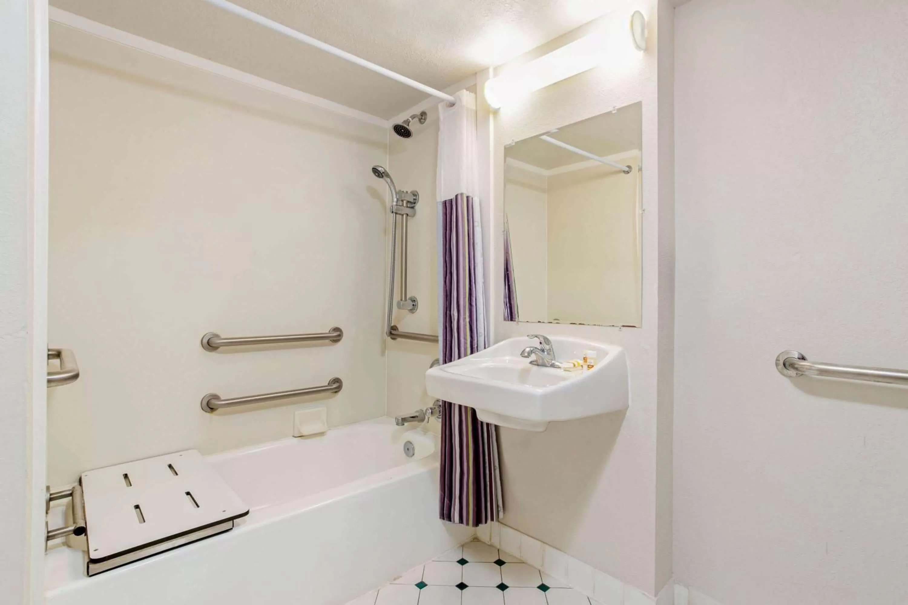 King Room - Disability Access in La Quinta by Wyndham Pinellas Park St Peterburg Clearwater