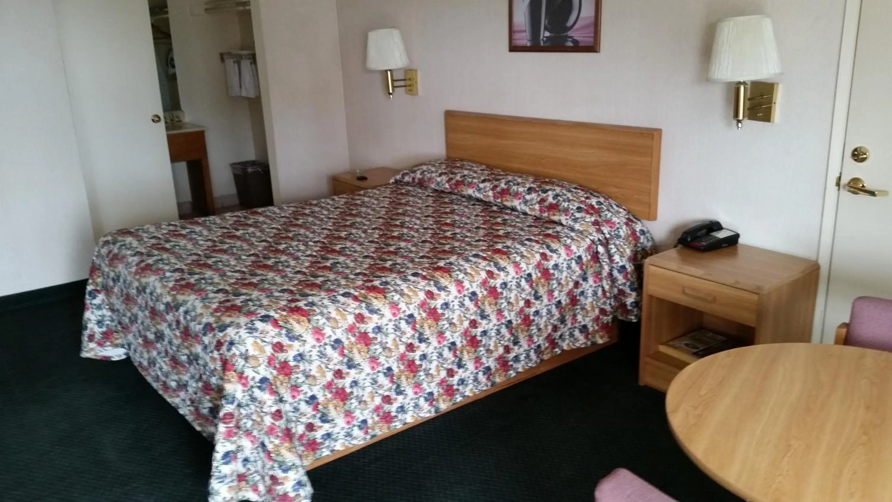 Bed in Economy Inn Motel