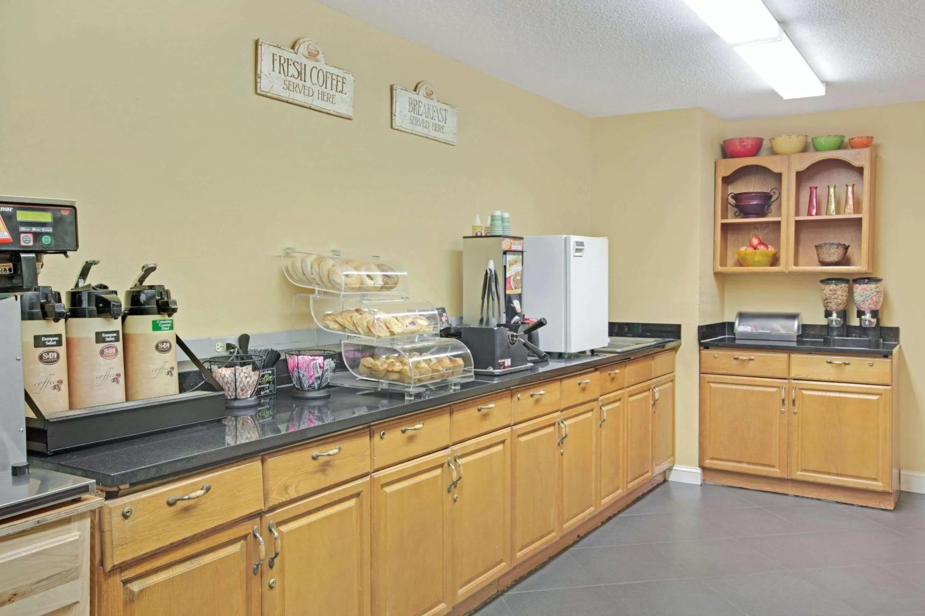 Restaurant/places to eat in Microtel Inn by Wyndham University Place