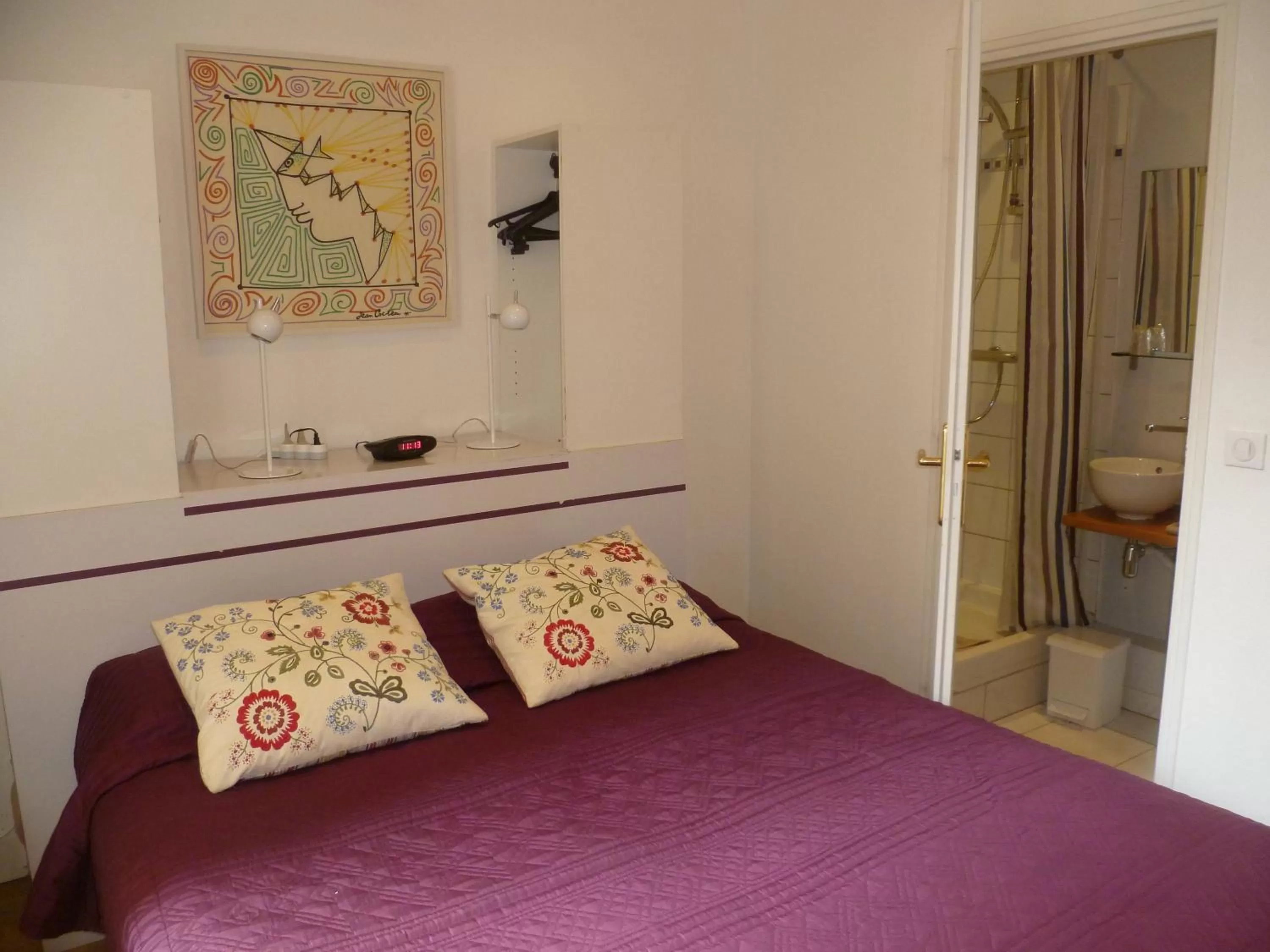 Shower, Bed in Hotel Victor Hugo Nice