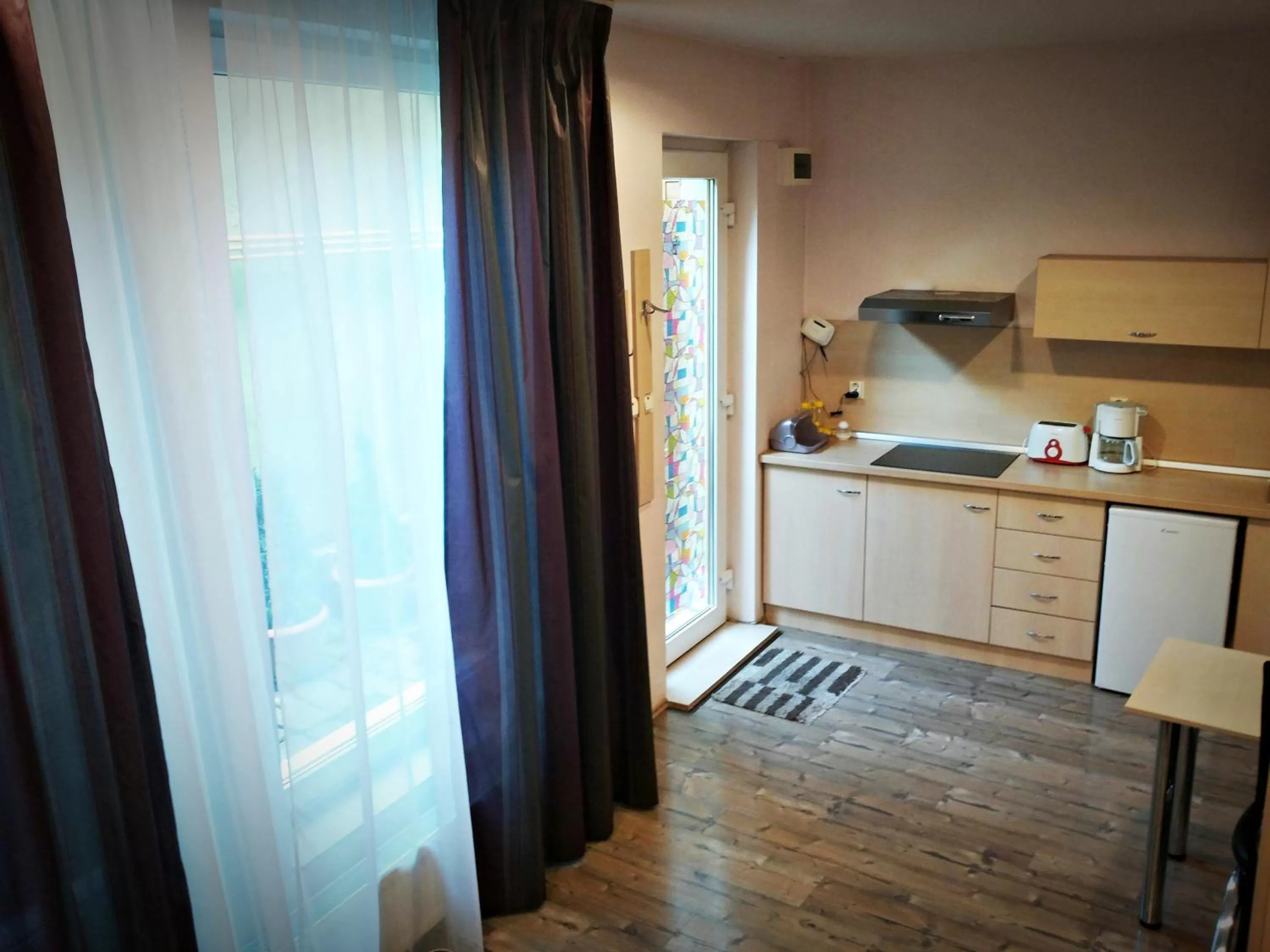 Photo of the whole room, Kitchen/Kitchenette in Lucas 10 Apartments