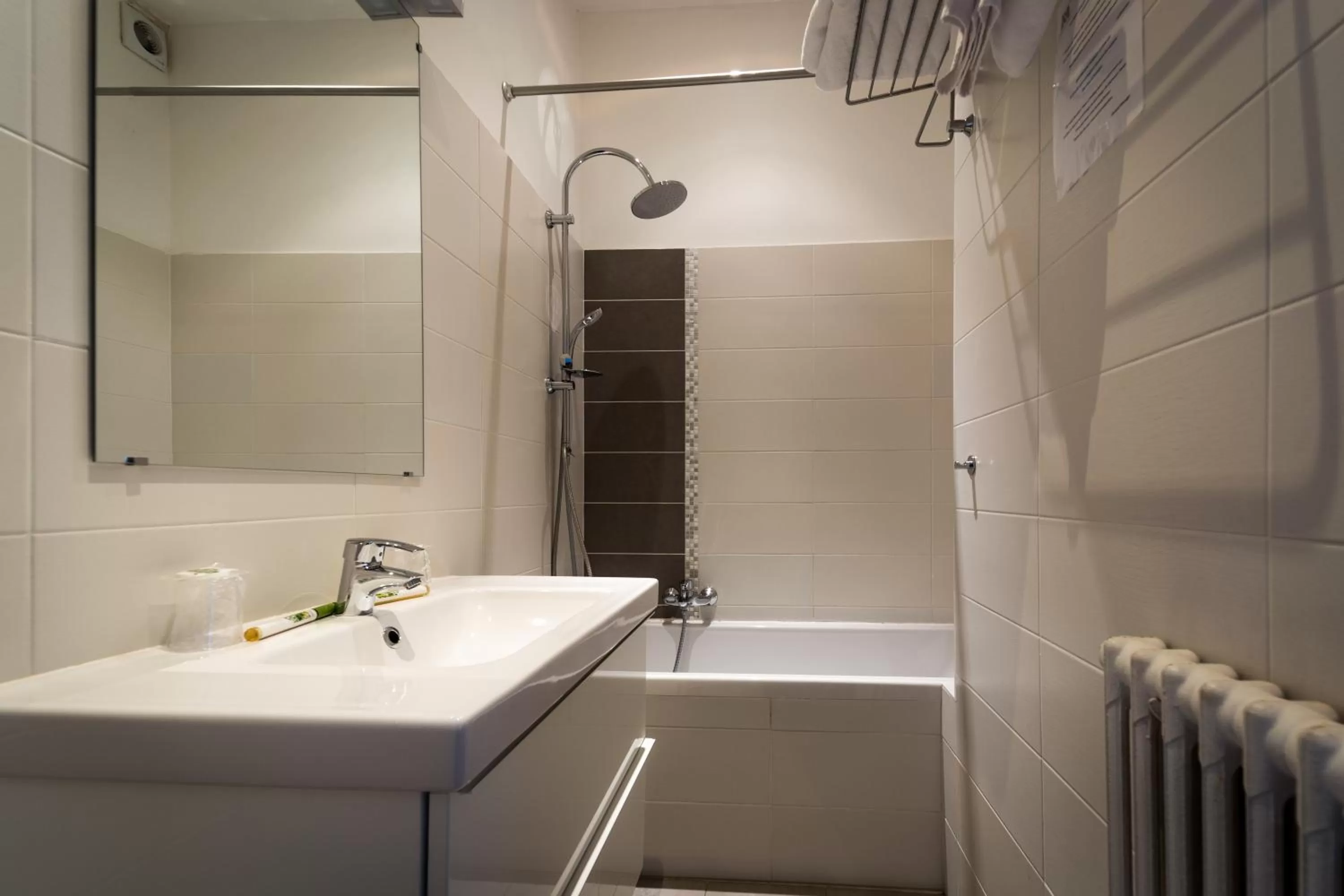 Bathroom in Hôtel Le Mondon Metz