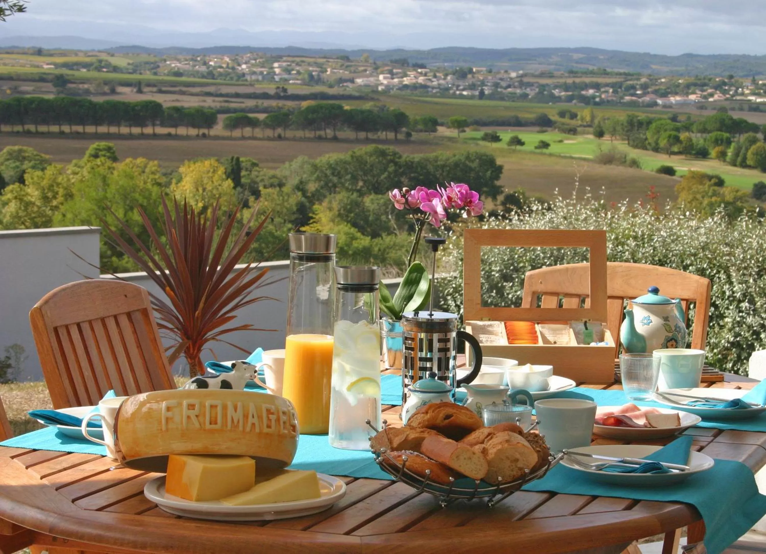 Food and drinks in B&B-Les Balcons de Maragon