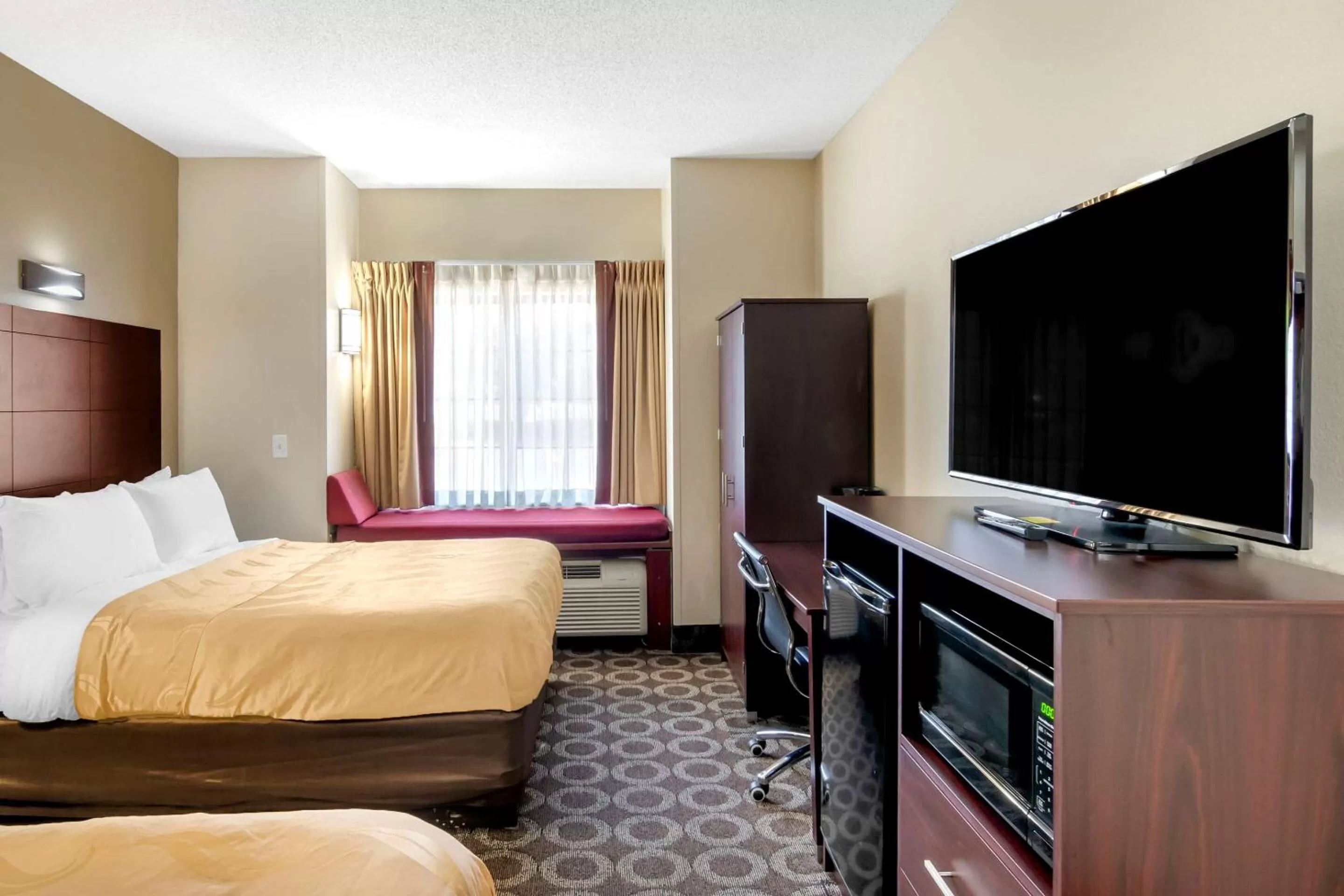 Photo of the whole room, Bed in Quality Inn Overland Park Kansas City