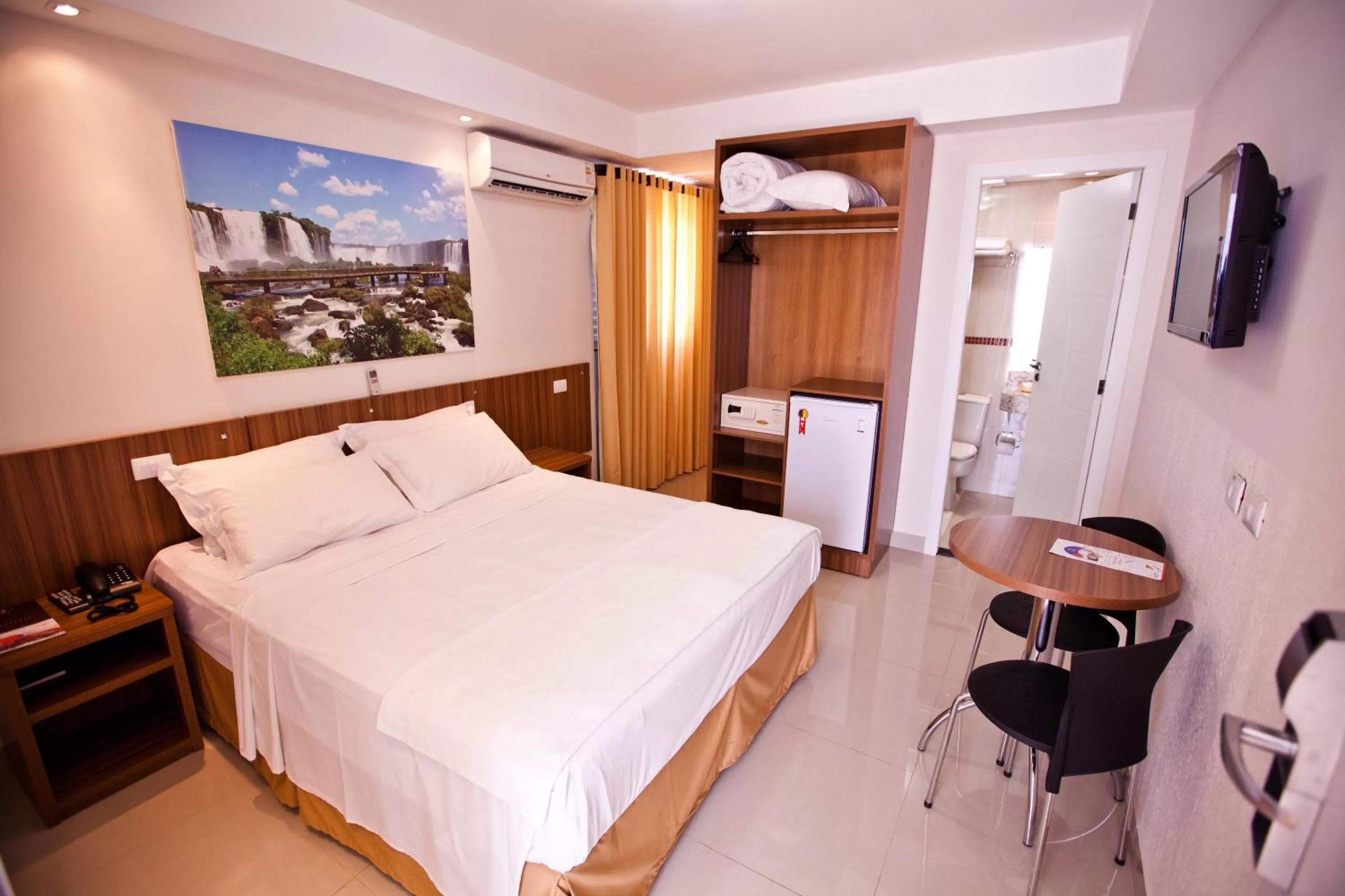 Bed in Del Rey Quality Hotel