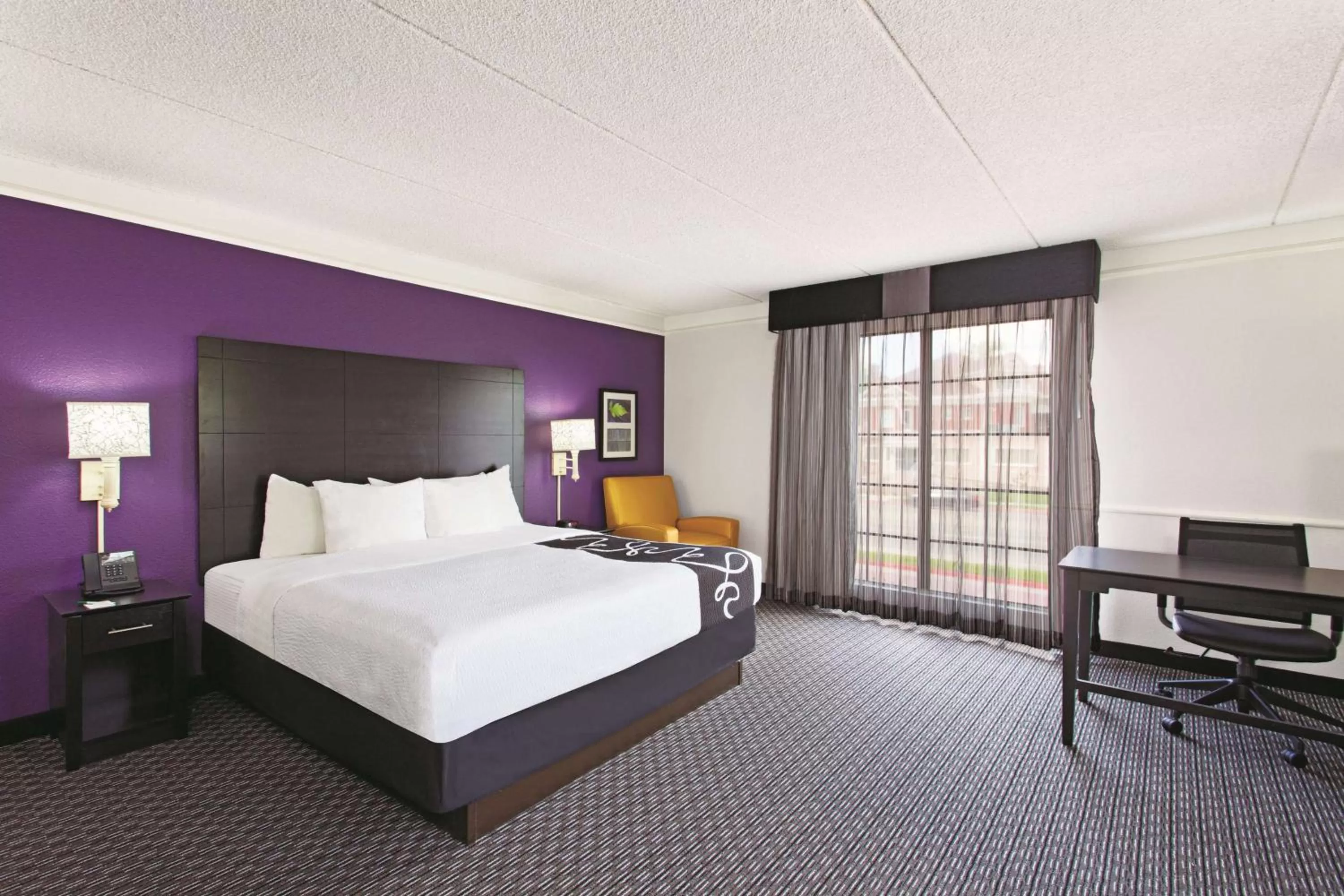 Photo of the whole room, Bed in La Quinta Inn by Wyndham Fresno Yosemite