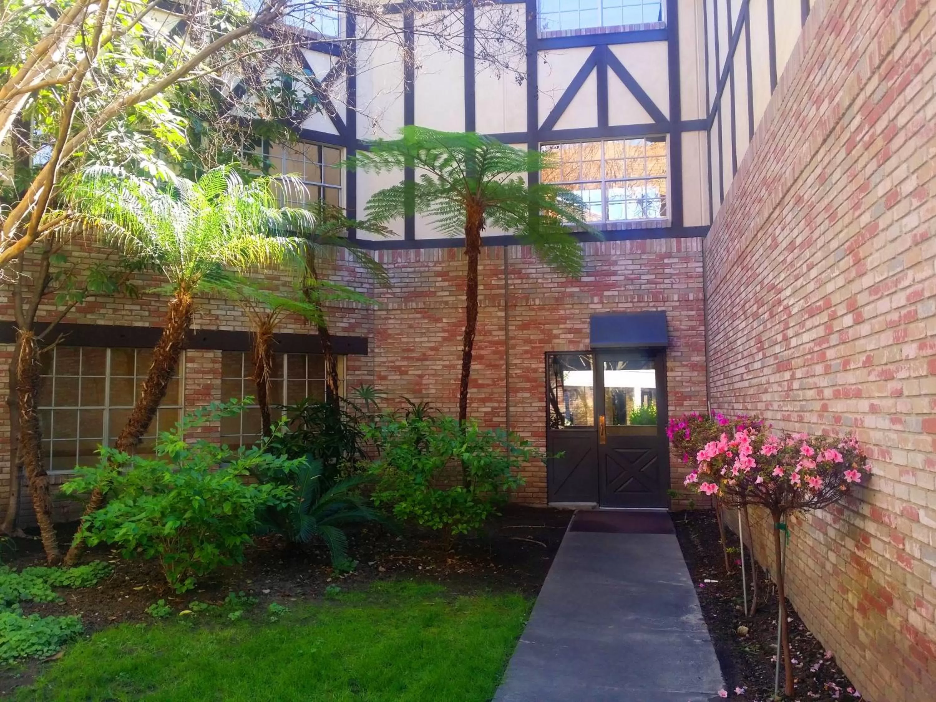 Facade/entrance in Anaheim Majestic Garden Hotel