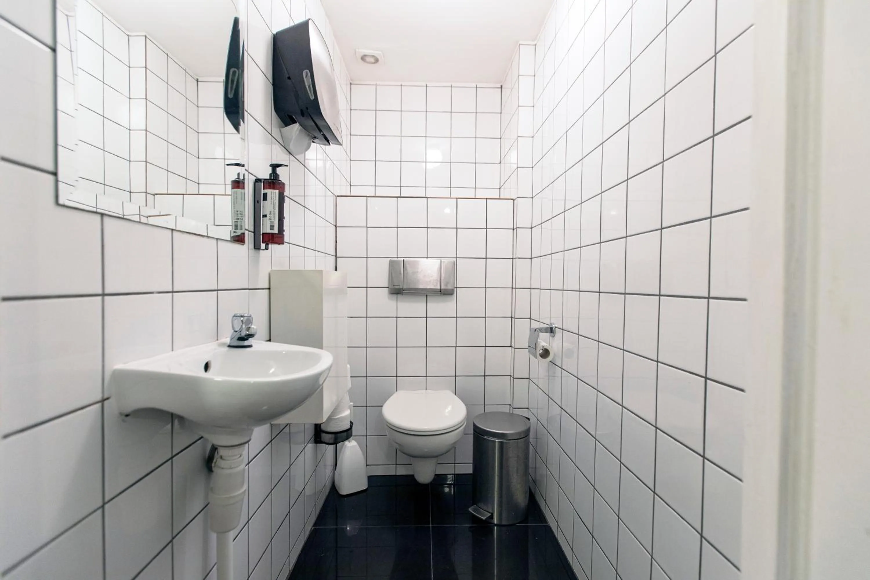 Toilet in Quentin Arrive Hotel