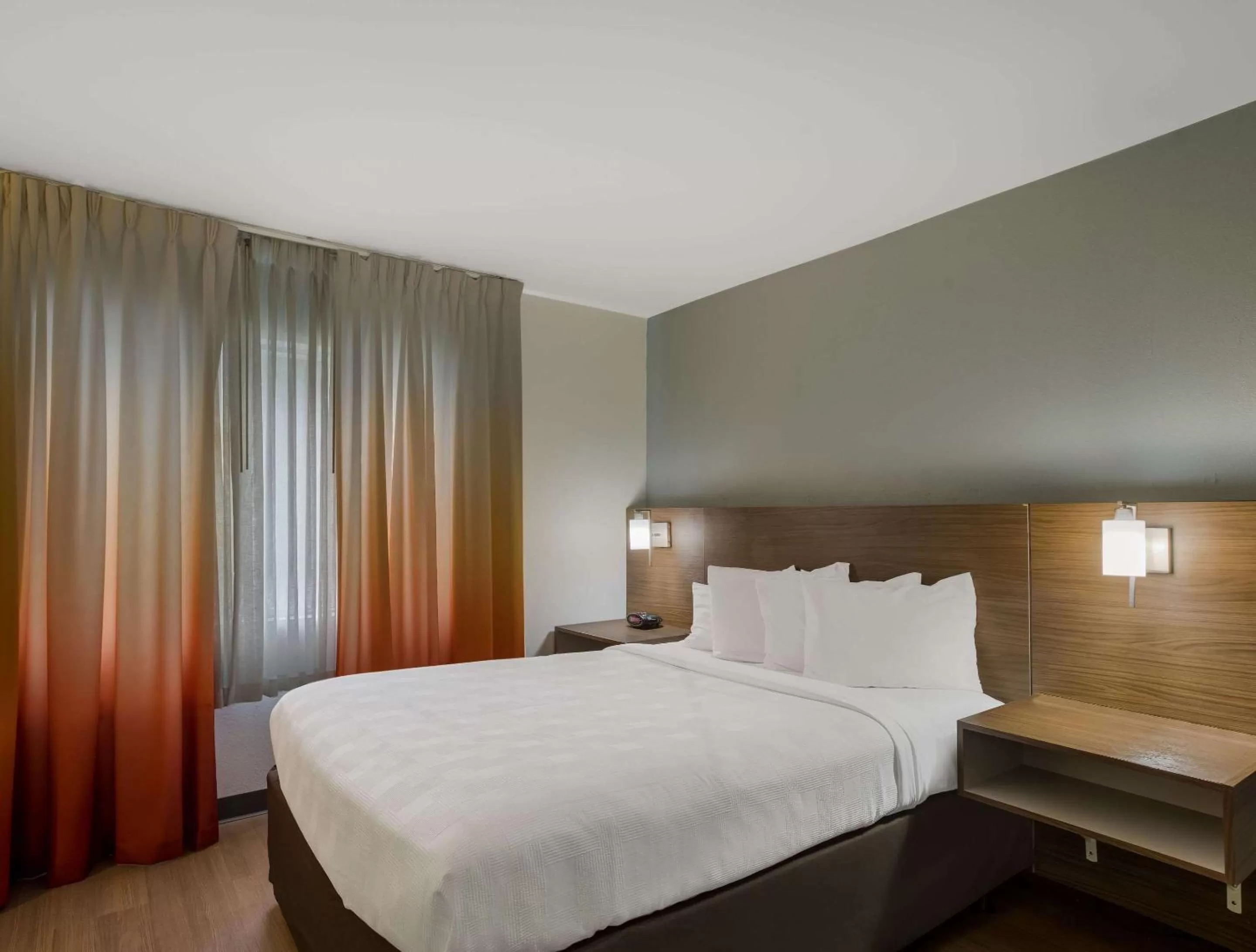 Bedroom, Bed in MainStay Suites Savannah Midtown