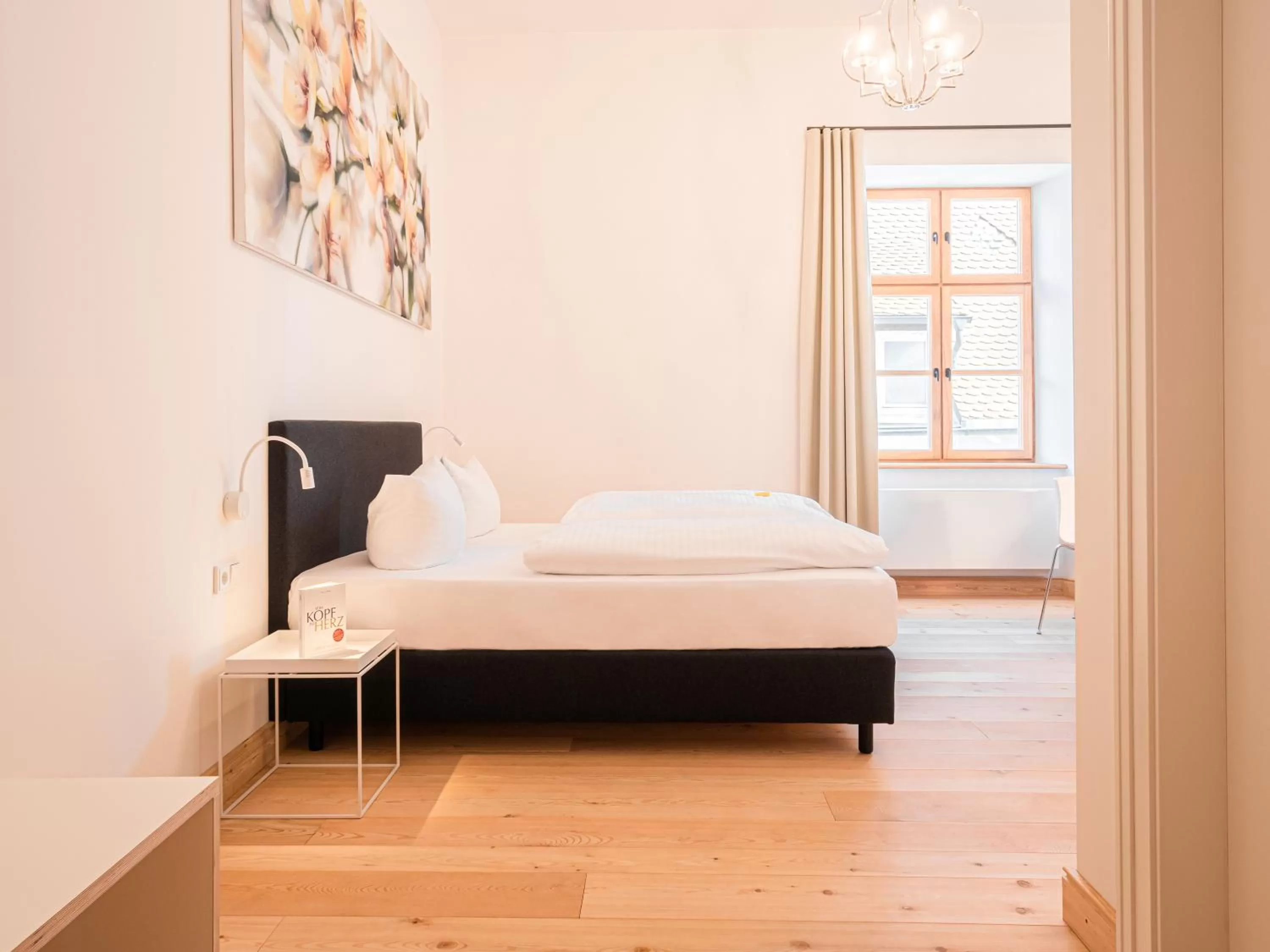 Photo of the whole room, Bed in Post Berching