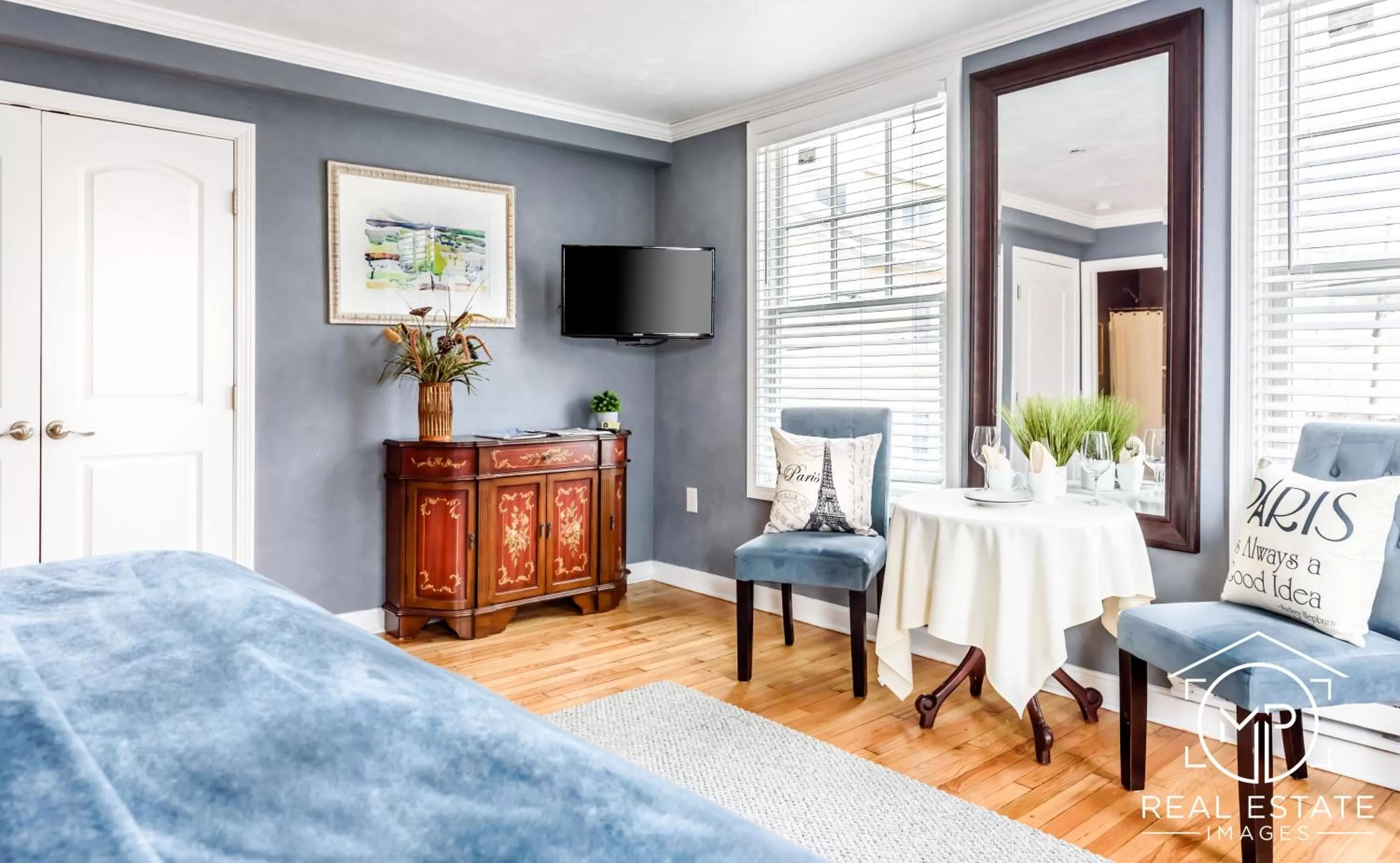Seating area, Bed in Bouchard Restaurant & Inn
