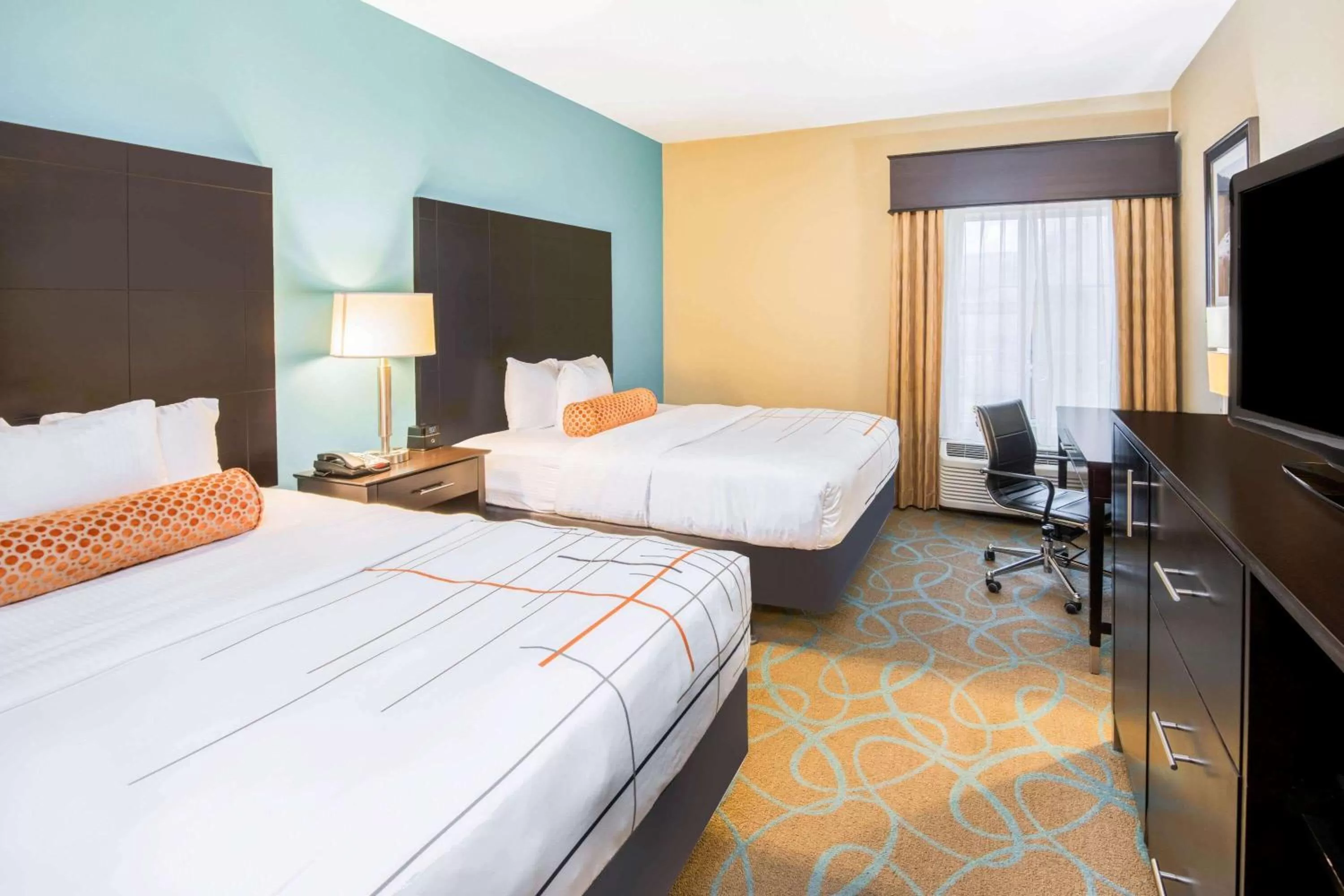 Photo of the whole room, Bed in La Quinta by Wyndham Clinton Historic Route 66