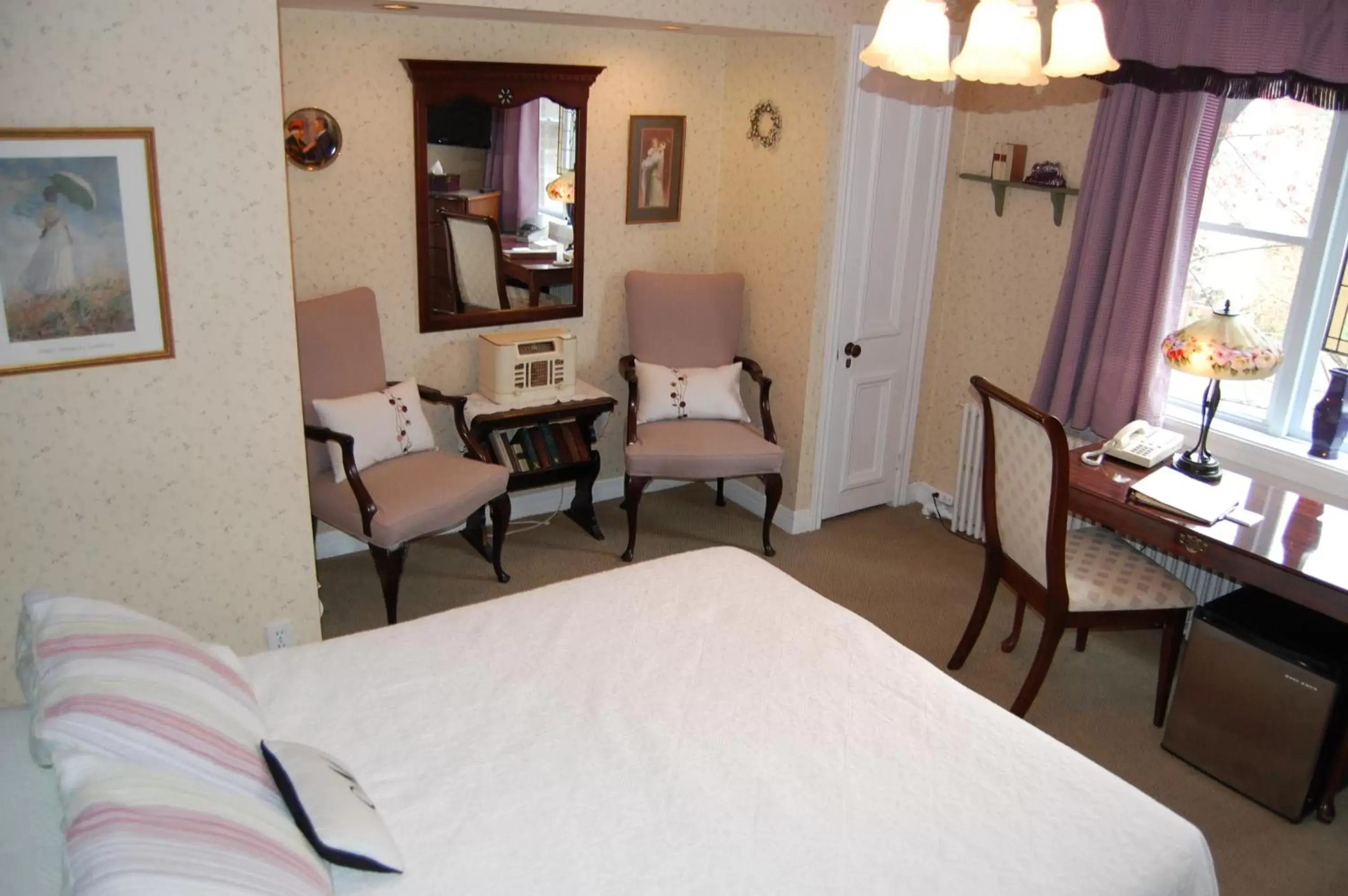 Queen Room 11 in McGee's Inn Queen Room 11 in McGee's Inn