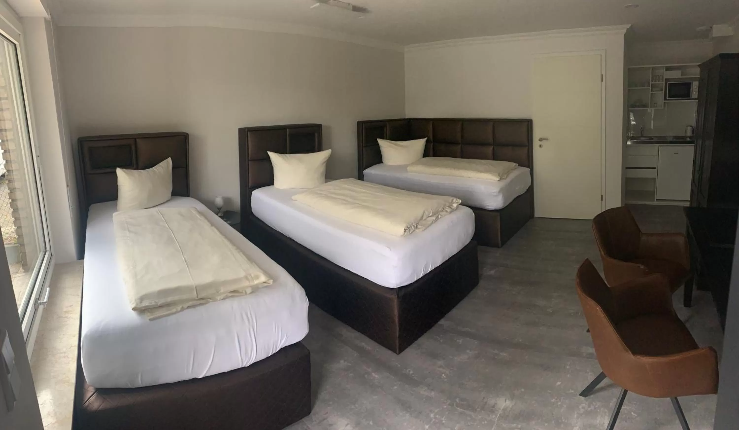 Bed in RobrookS Hotel Garni