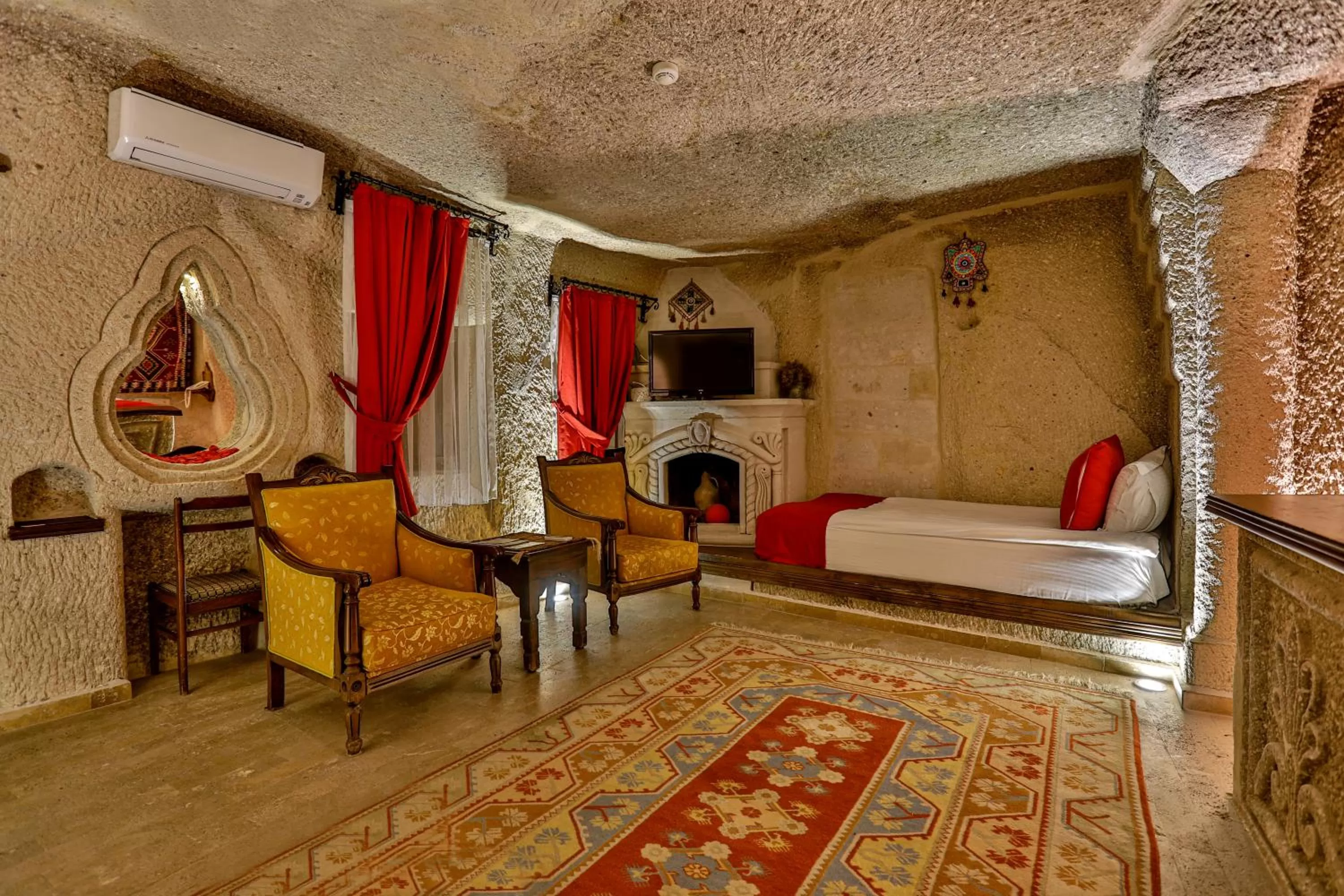 Seating area, Bed in Hidden Cave Hotel