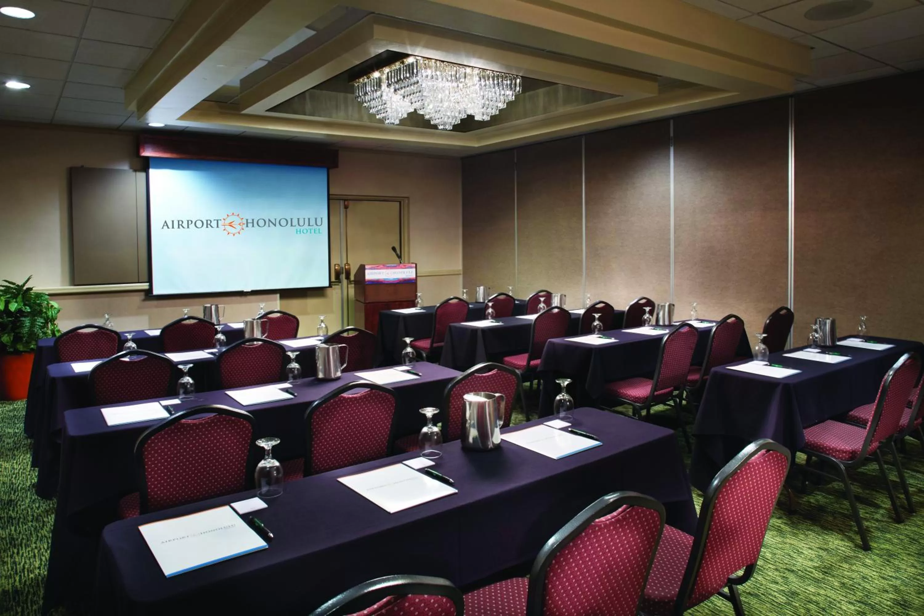 Communal lounge/ TV room in Airport Honolulu Hotel, Trademark Collection by Wyndham