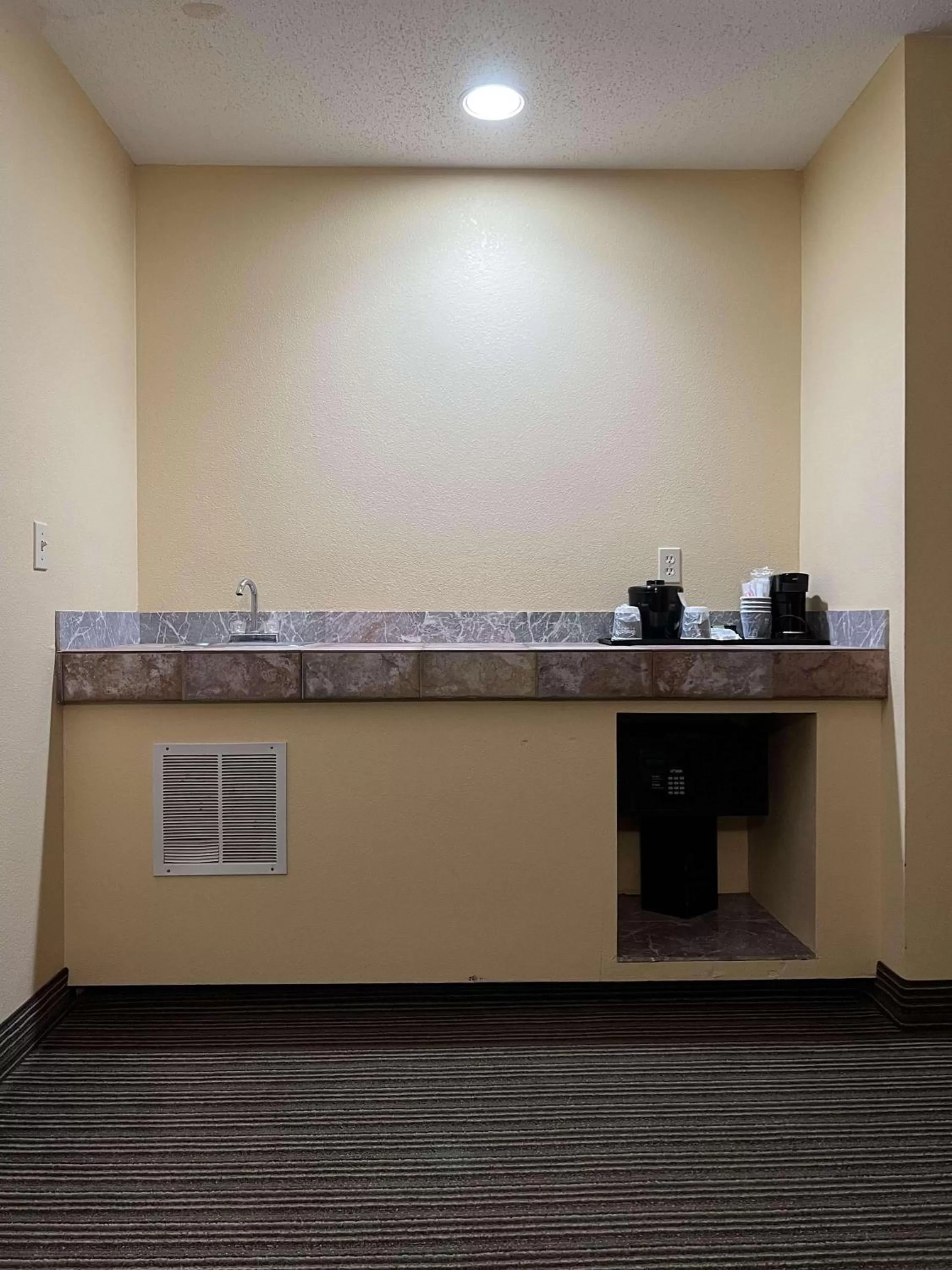 Bedroom in Country Inn & Suites by Radisson, Battle Creek, MI