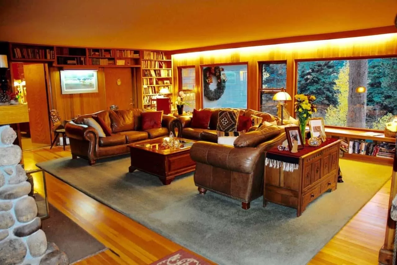 Communal lounge/ TV room in Riversong Inn Retreat