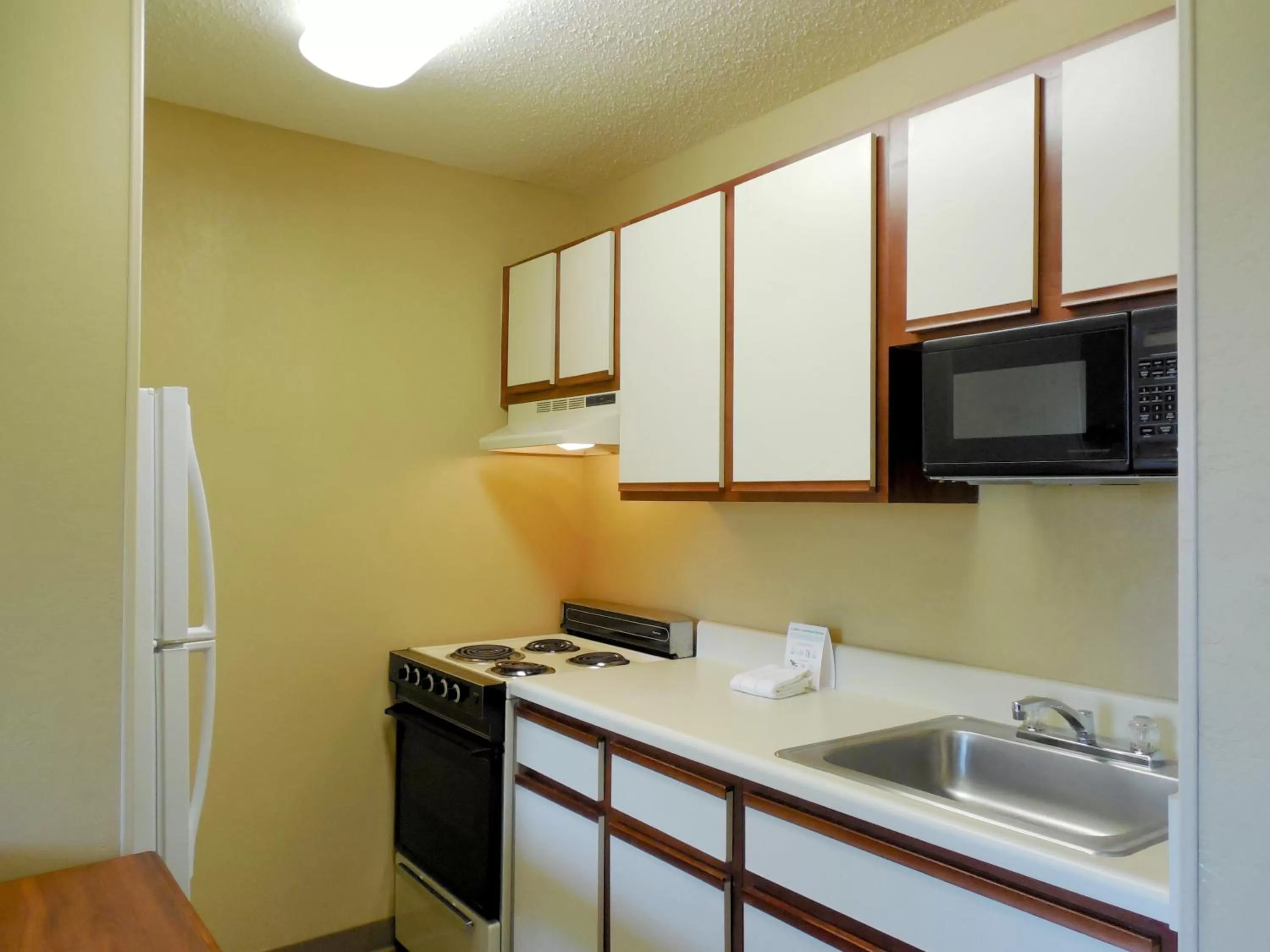 Kitchen or kitchenette in Suburban Studios Brentwood - Nashville