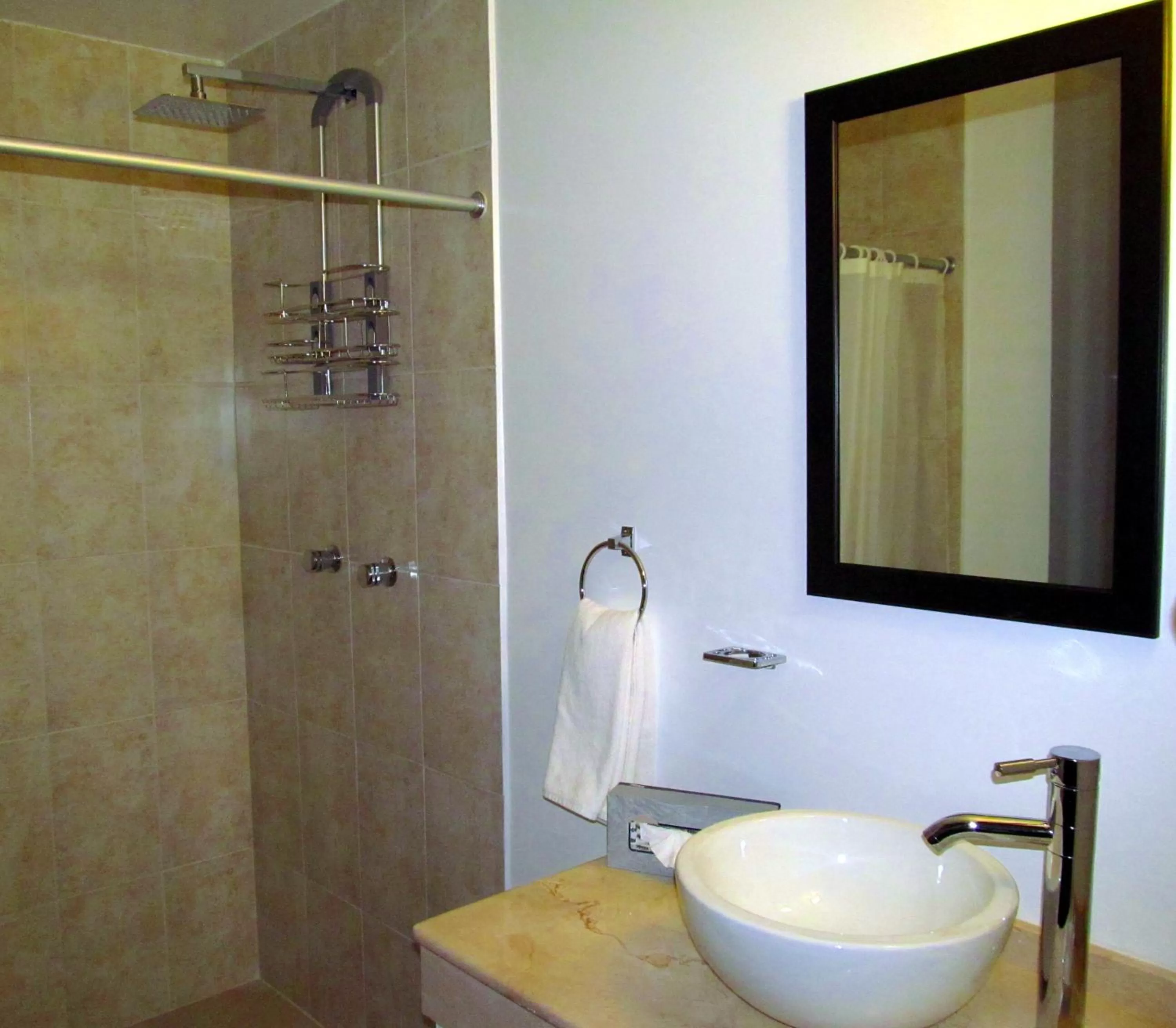 Shower in Hotel & Suites PF