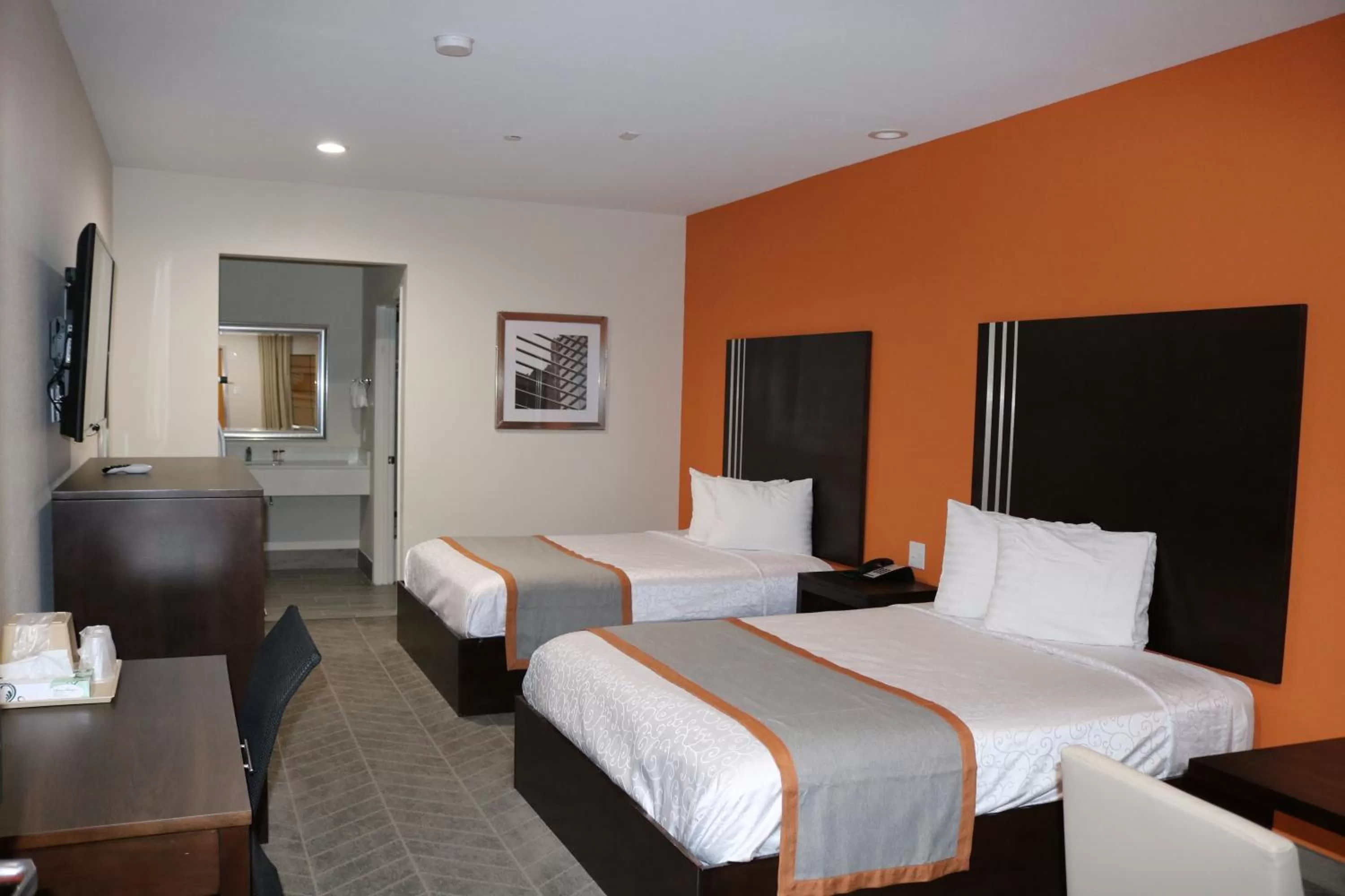 Photo of the whole room, Bed in Scottish Inn & Suites - IAH Airport