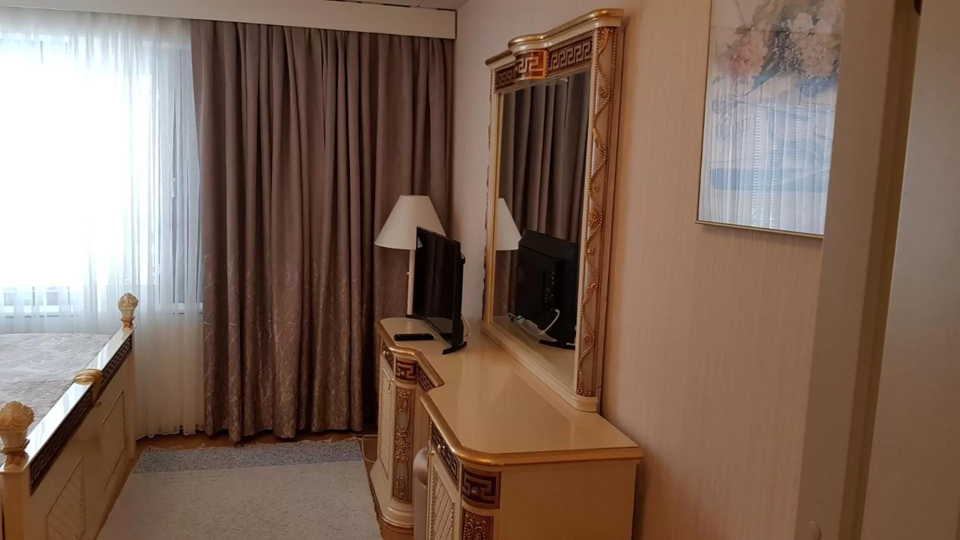 TV/Entertainment Center in Hotelli Sandels