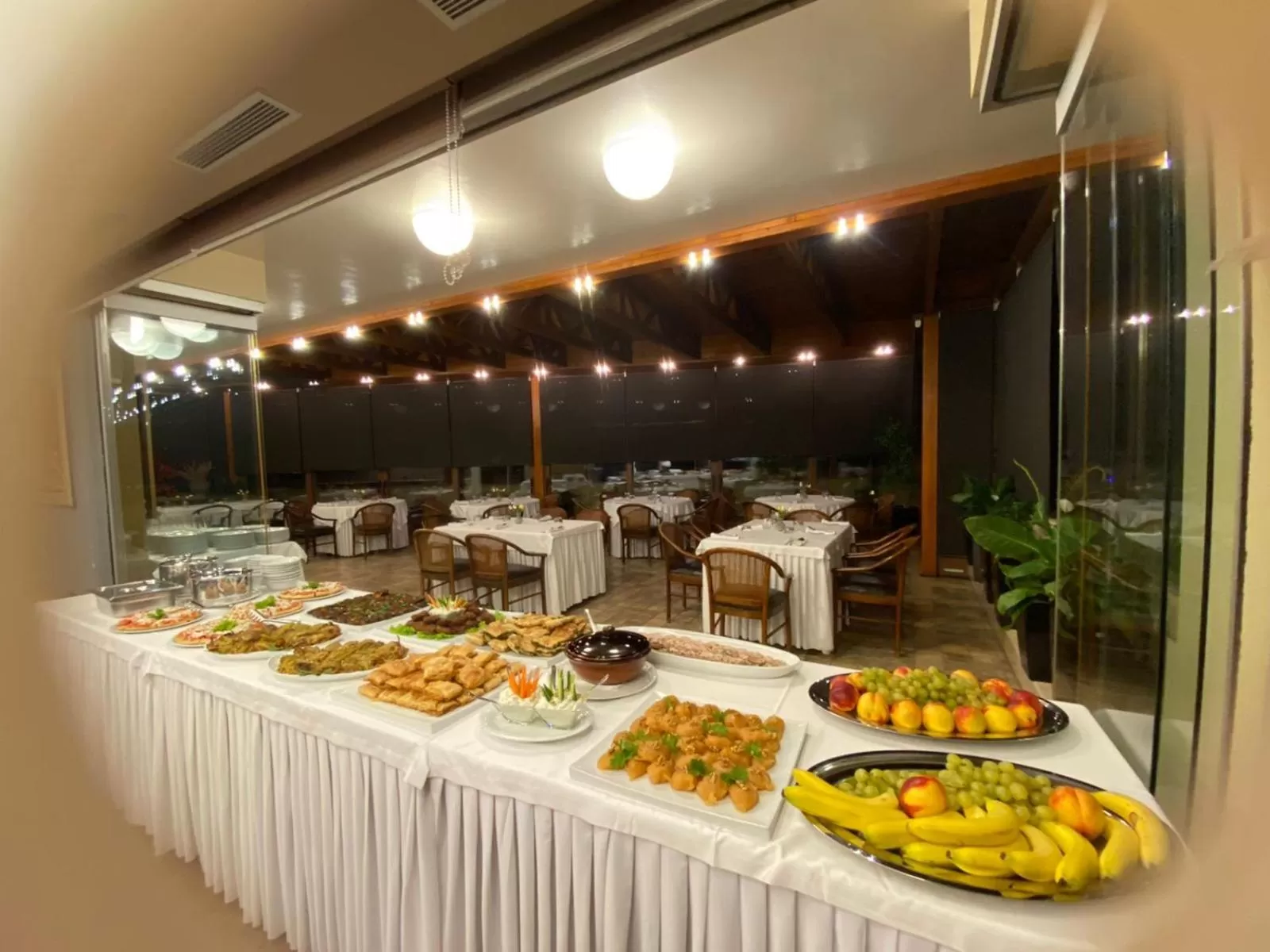 Restaurant/places to eat in Hotel Victoria Tirana