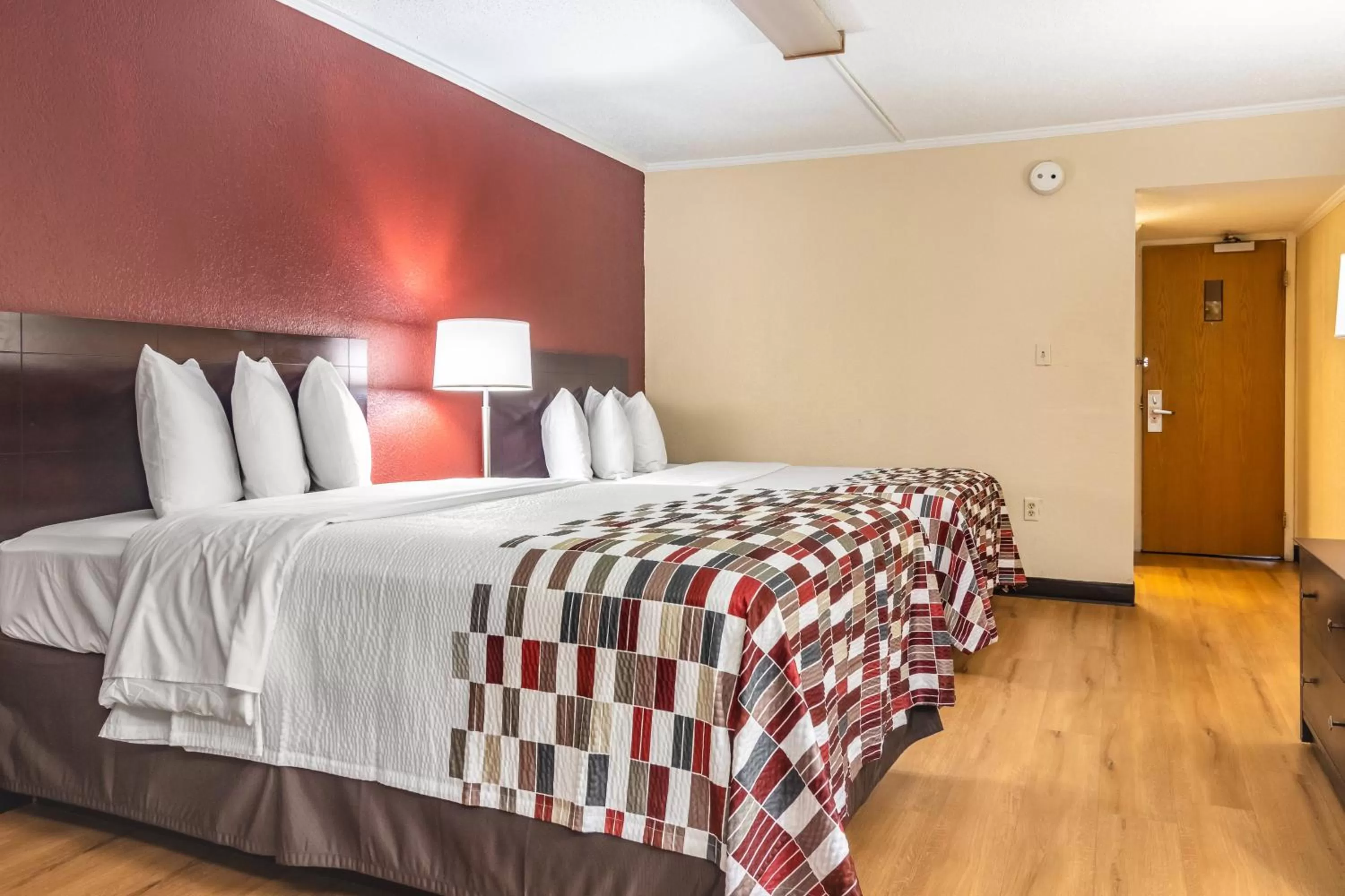 Bedroom, Bed in Red Roof Inn Ashtabula - Austinburg