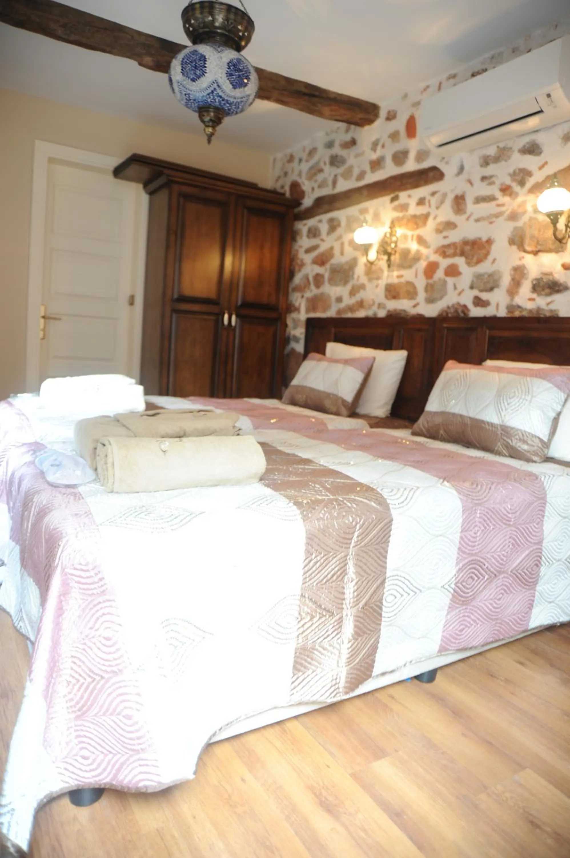 Decorative detail, Bed in Lemon Villa Hotel