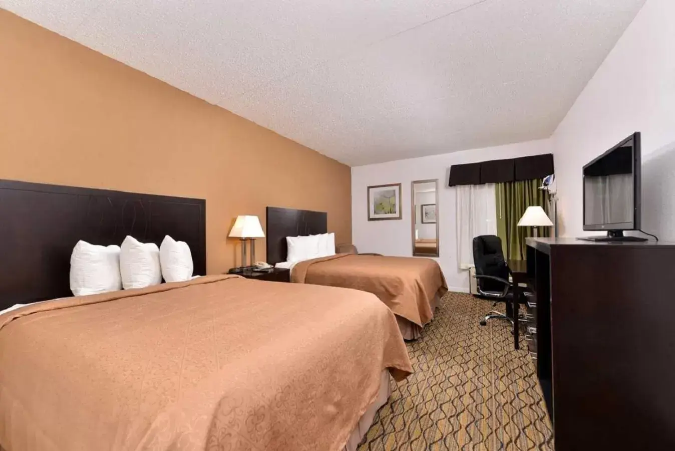 Queen Room with Two Queen Beds in Quality Inn & Suites Matteson near I-57 Queen Room with Two Queen Beds in Quality Inn & Suites Matteson near I-57