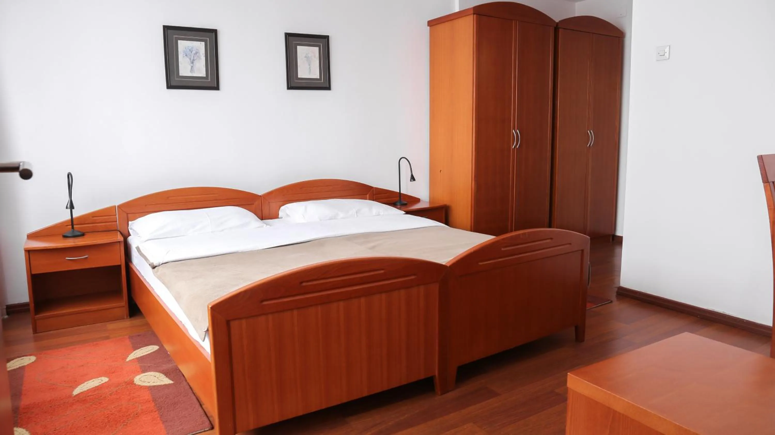 Bed in Hotel Srbija-FREE PARKING
