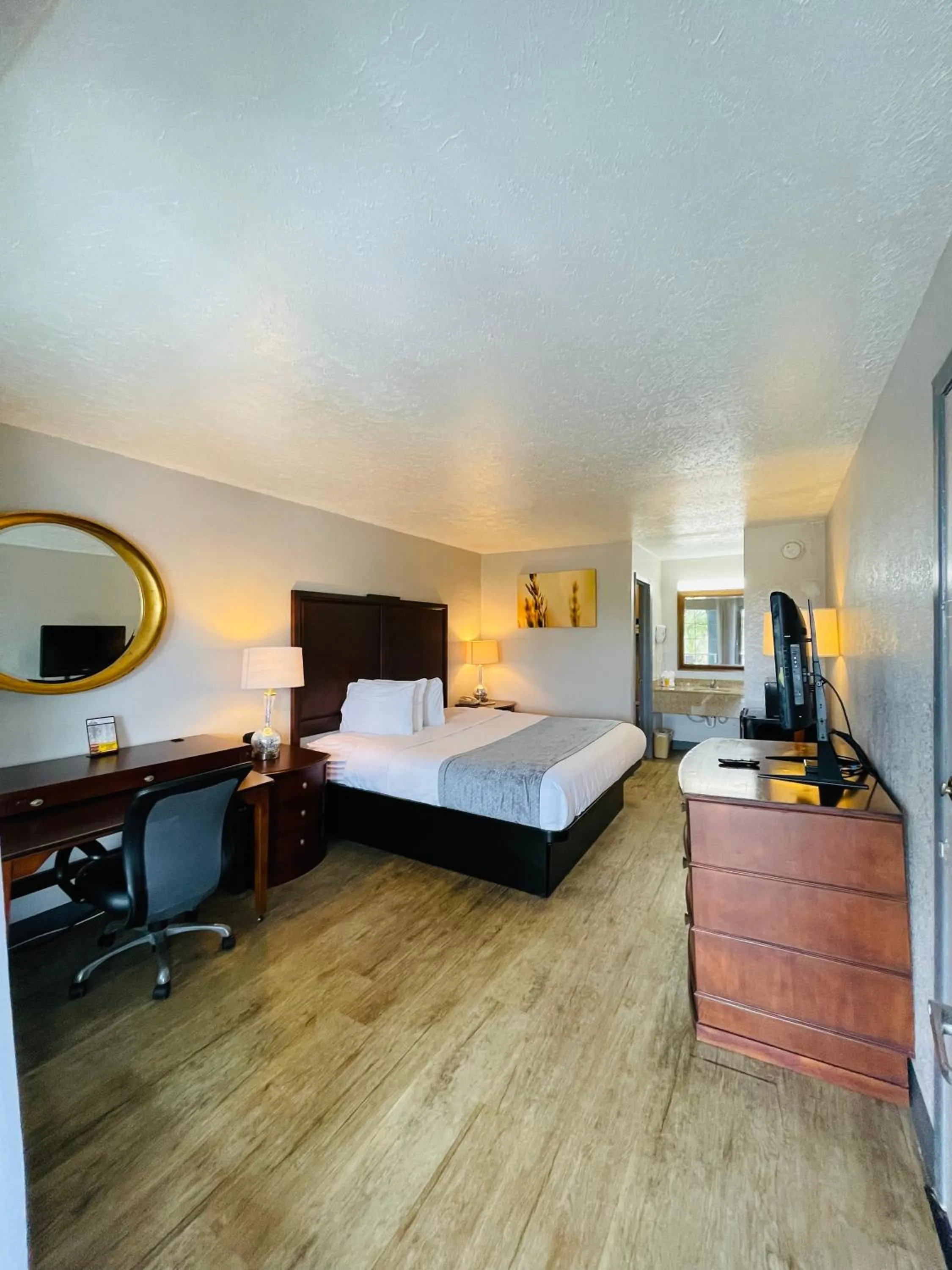 Photo of the whole room, Bed in Days Inn by Wyndham Fort Walton Beach